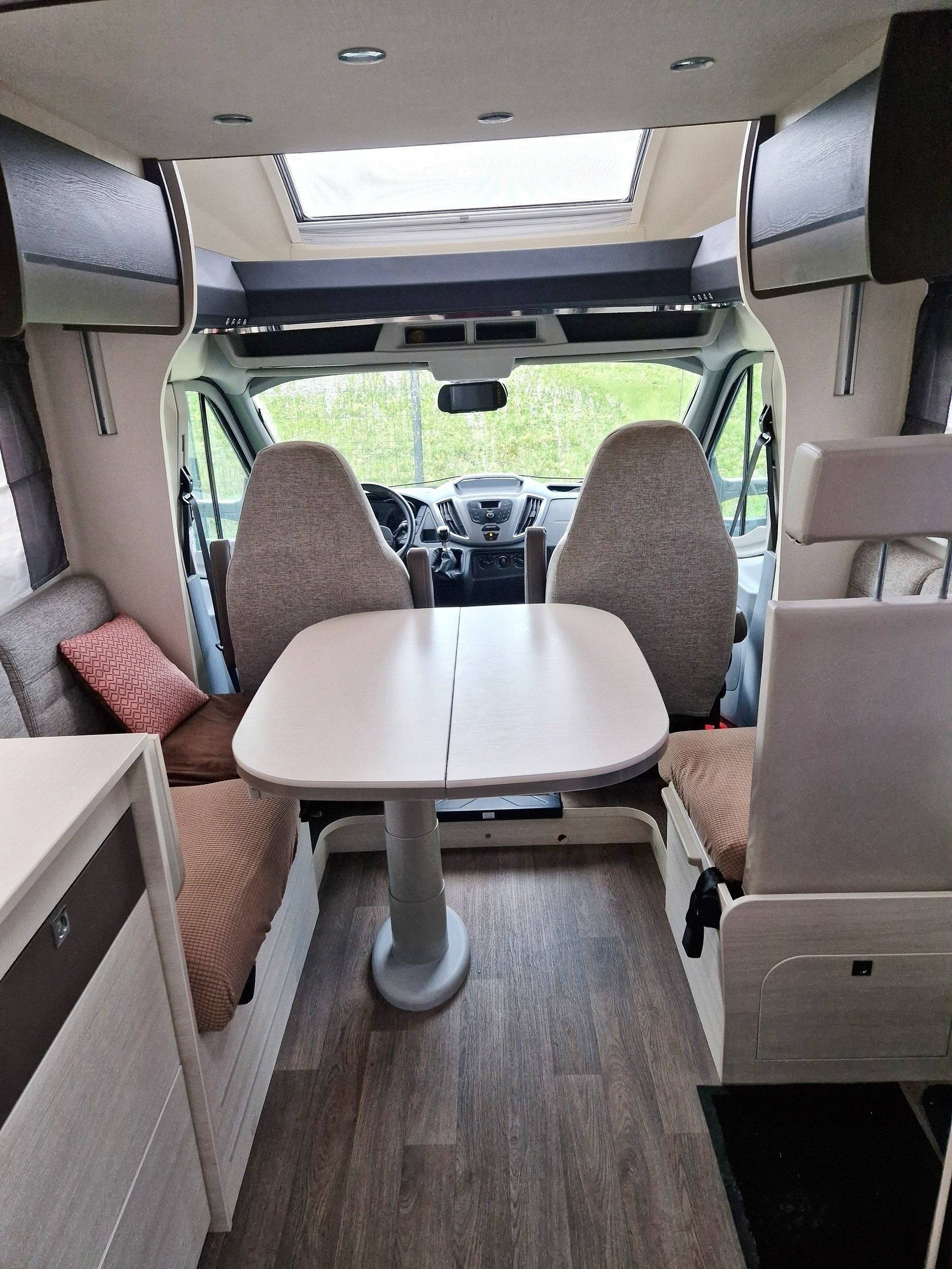 Dining Area Ford ford transit - Yescapa