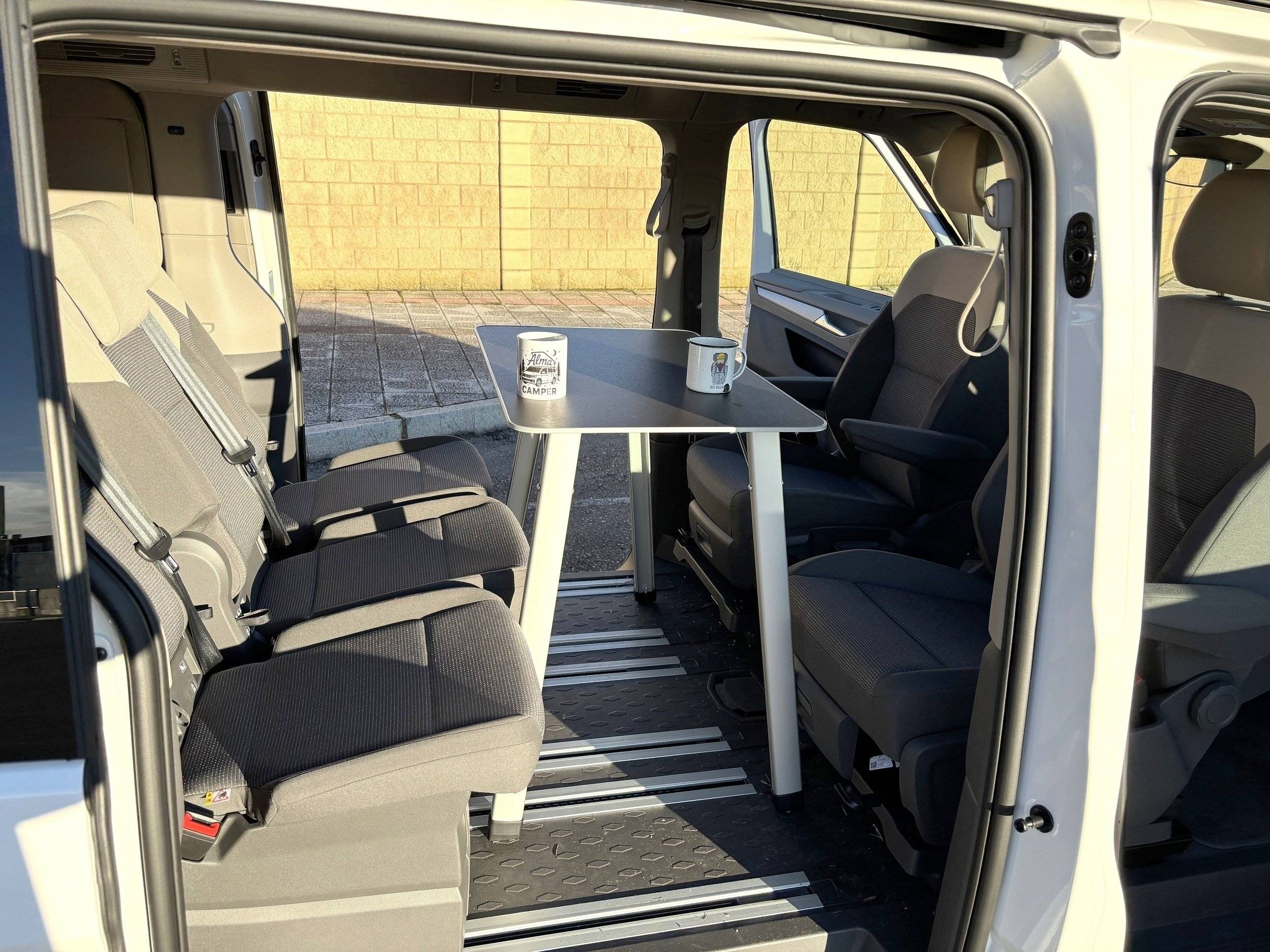 Coin repas Volkswagen VOLKSWAGEN T7 CALIFORNIA COAST - Yescapa