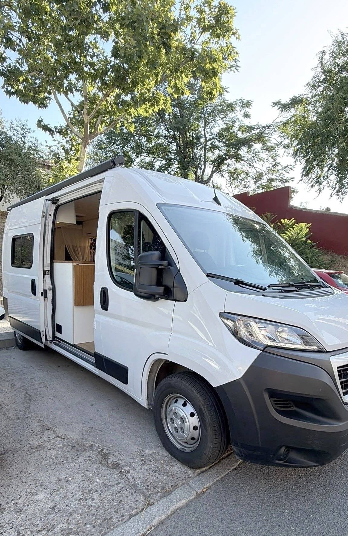 schräge Vorderansicht Peugeot Boxer 2,2 l 130 ch - Yescapa
