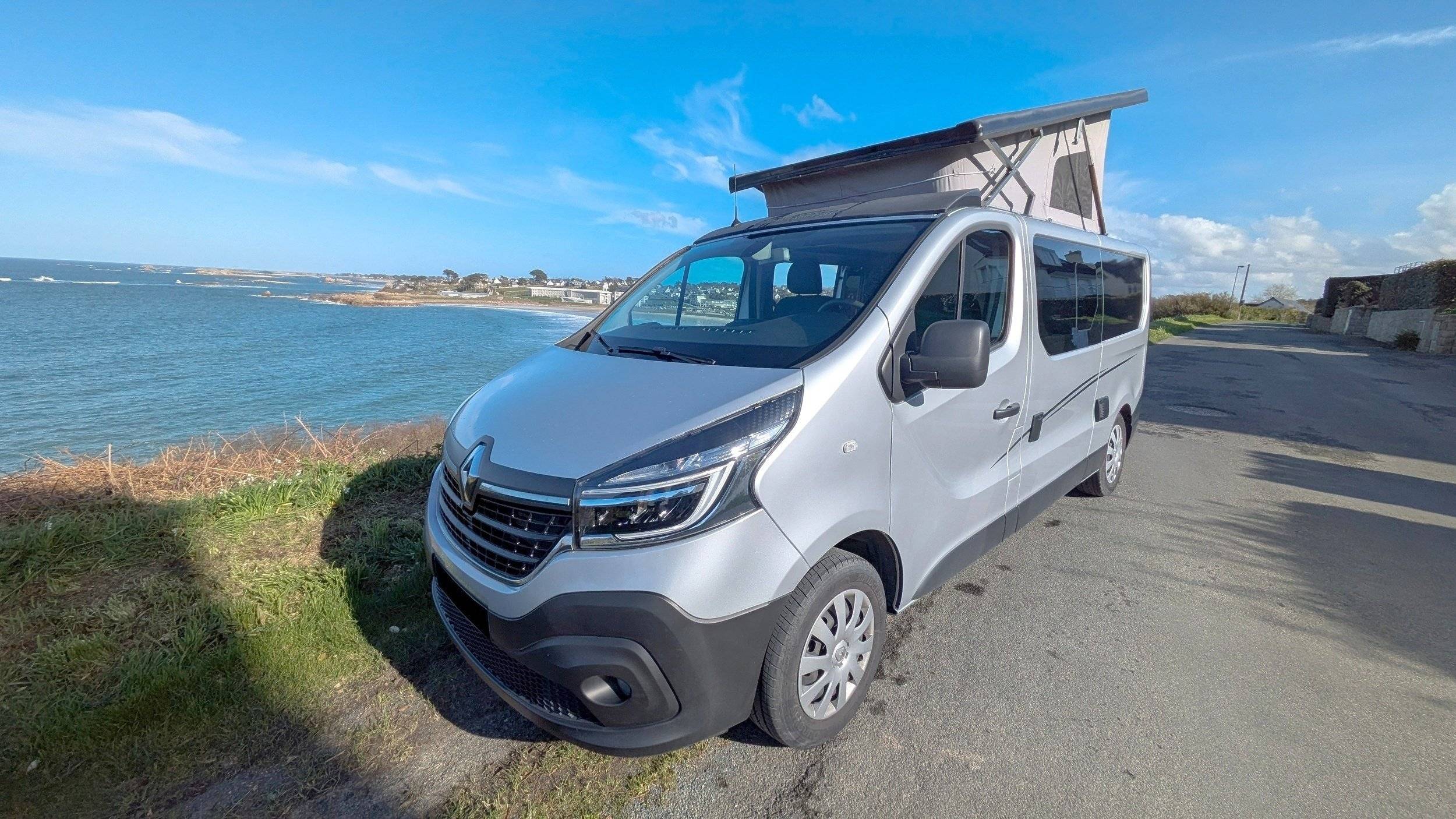 schräge Vorderansicht Renault Trafic 1,6 l 120 ch - Yescapa