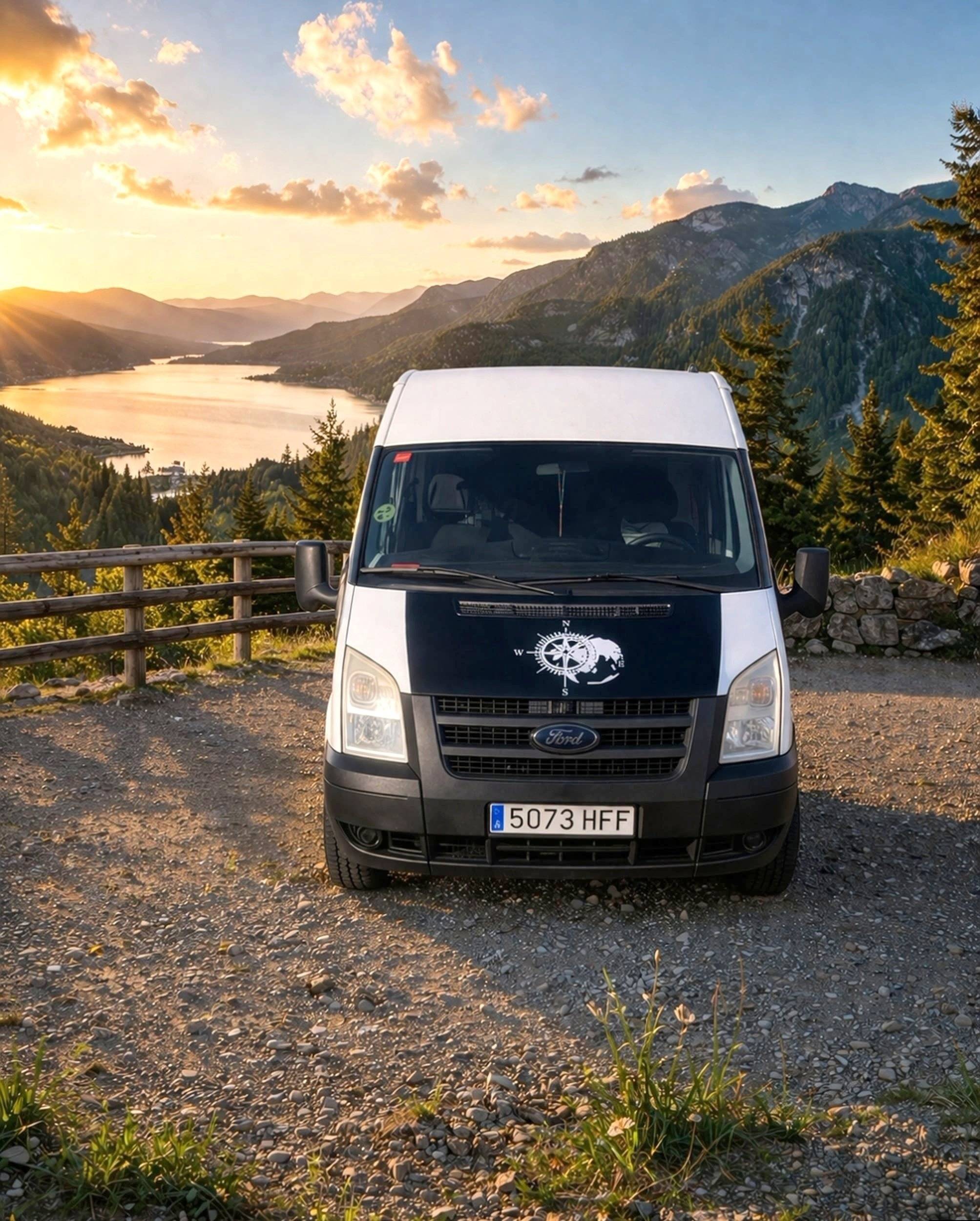 Vista del vehículo ángulo delantero Ford Transit 2,4 l TDCi 115 ch. - Yescapa