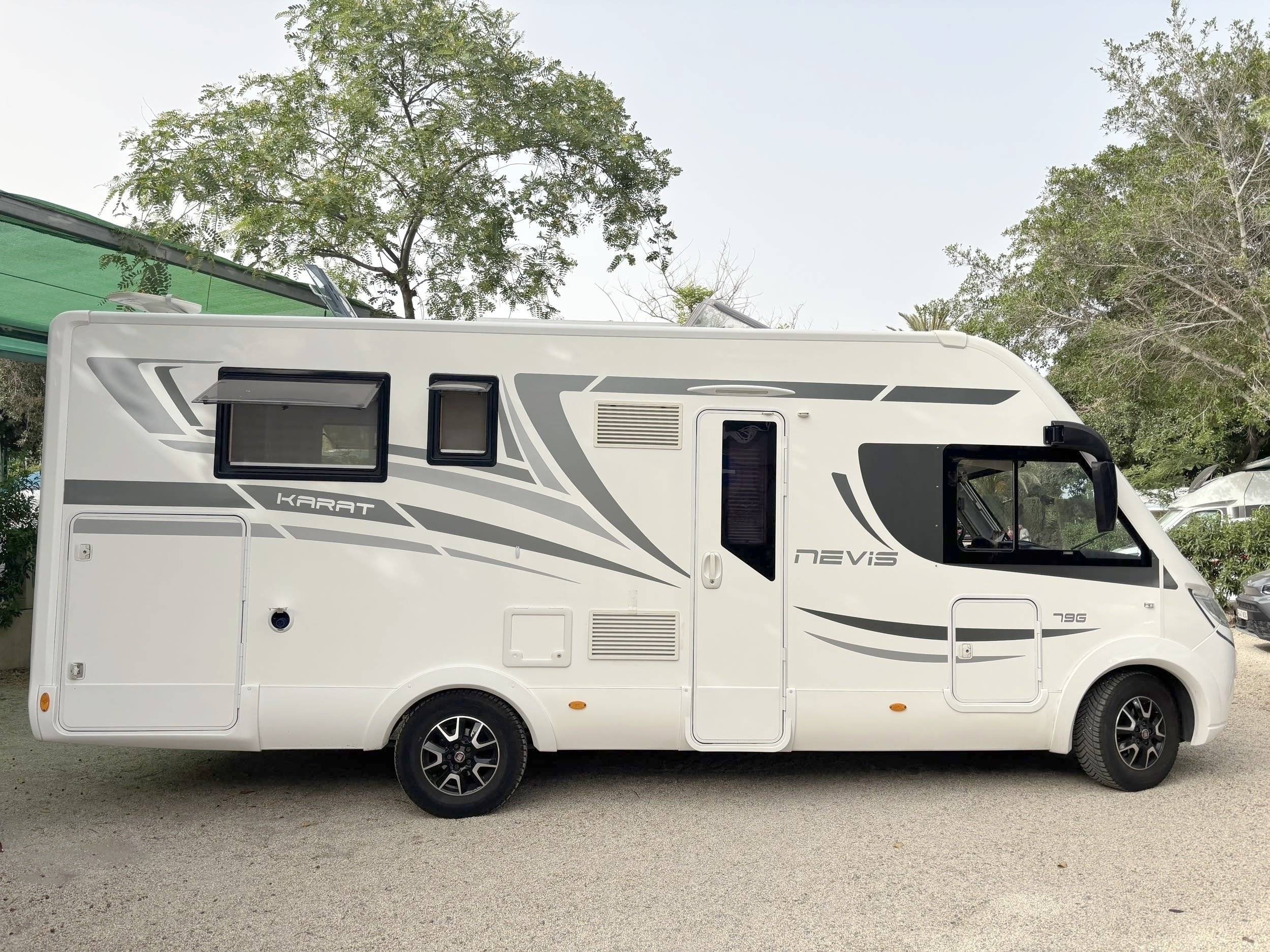 Vista del vehículo ángulo delantero Fiat Ducato 2,3 l 150 ch - Yescapa