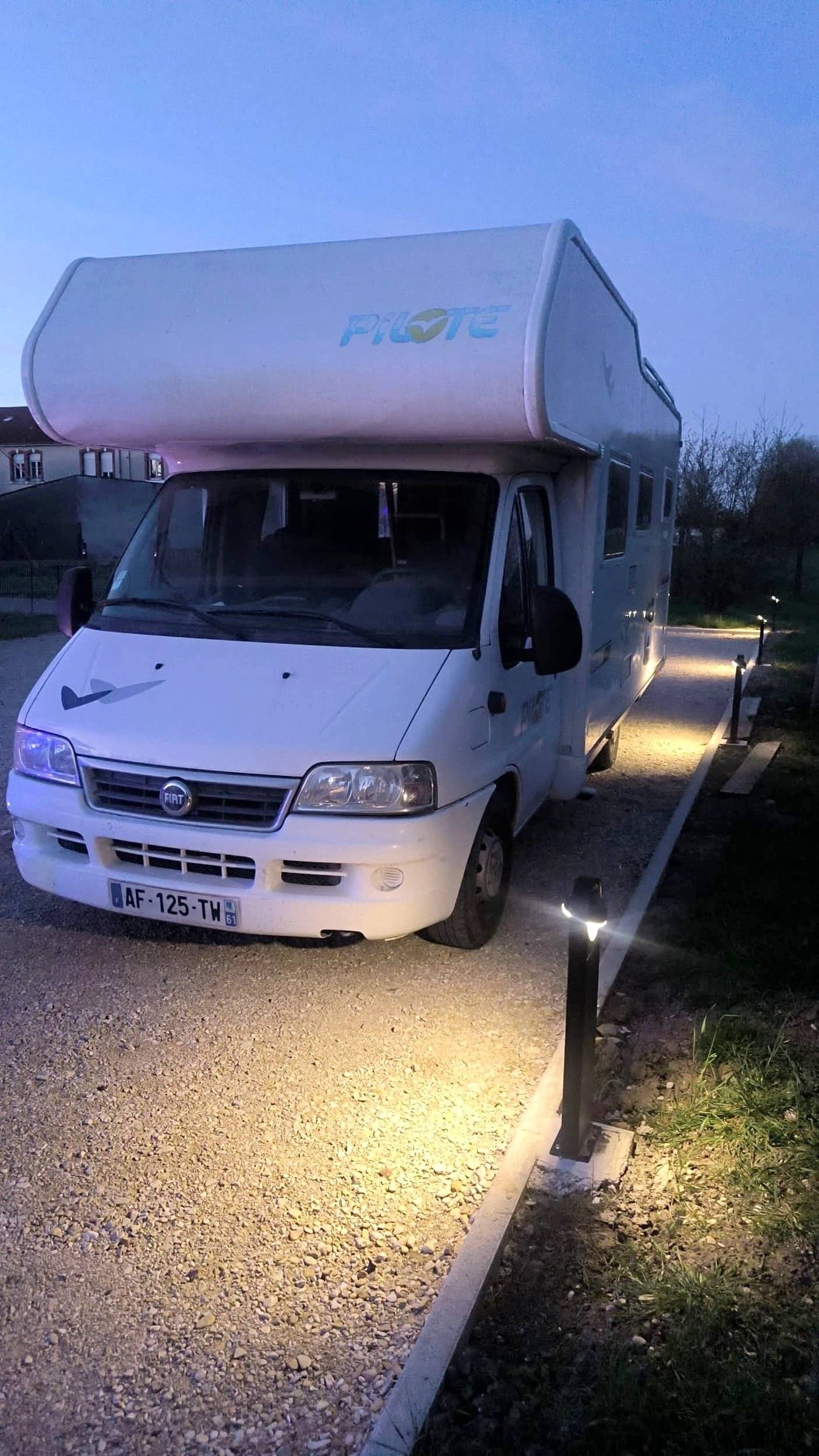 Front view from 3/4 Fiat Ducato 2.8 JTD - Yescapa