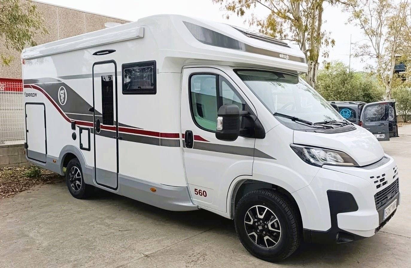 Vista del vehículo ángulo delantero Fiat Ducato 2,3 l Multijet 140 - Yescapa