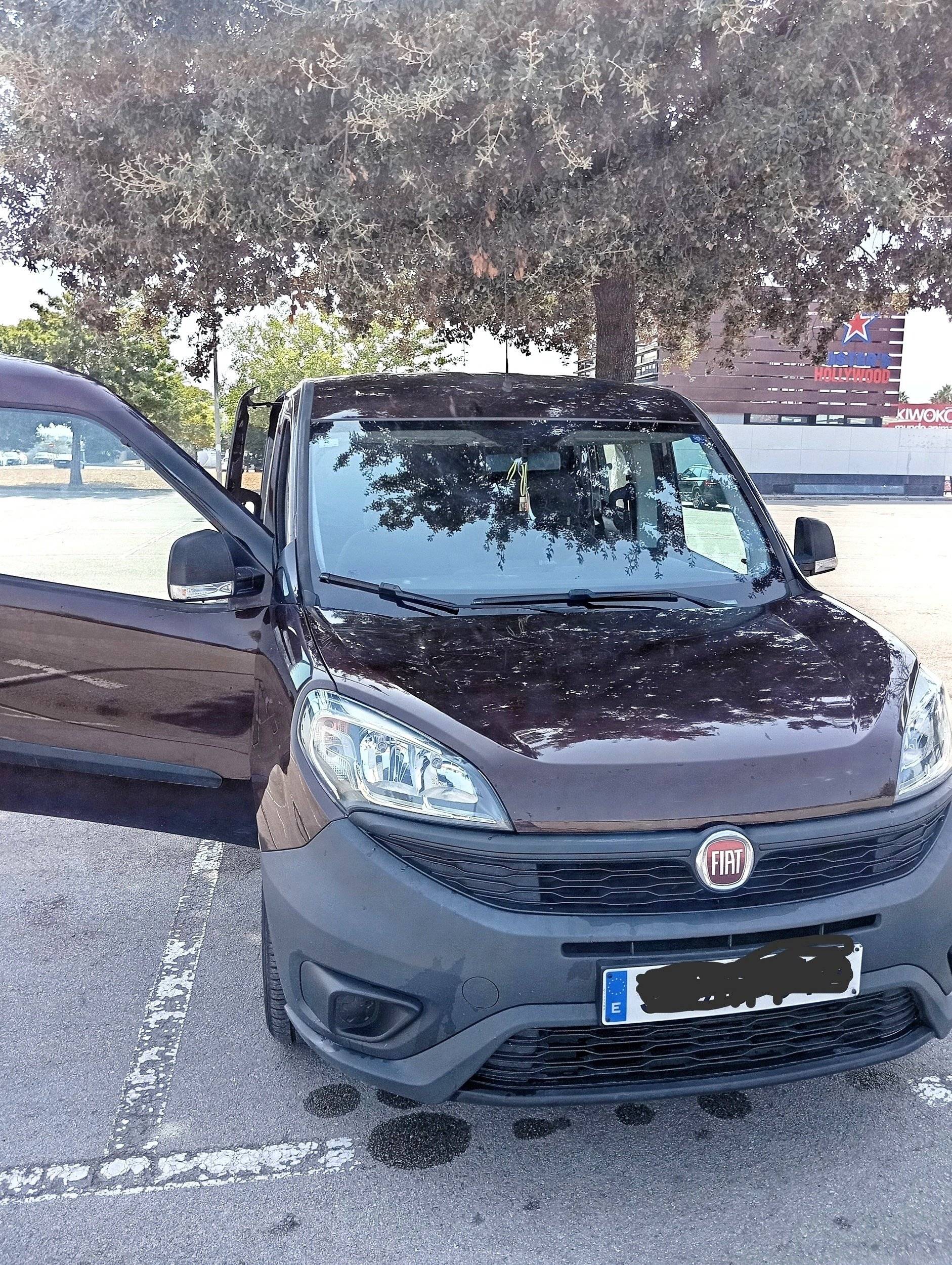 Vista de 3/4 fiat Fiat Doblo - Yescapa