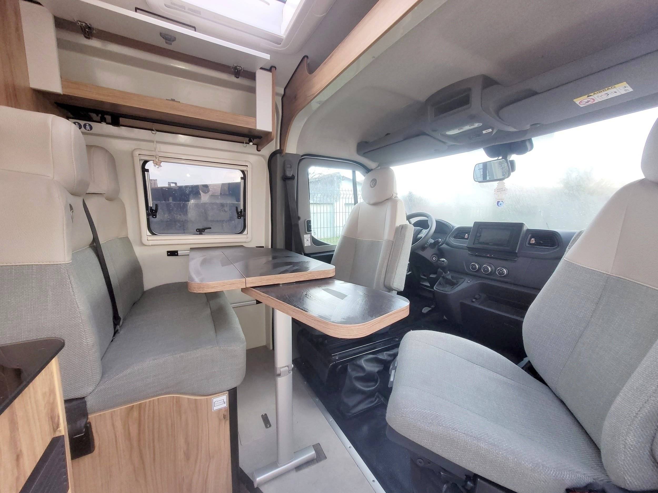 Dinette Renault Master 2,3 l 130 ch - Yescapa