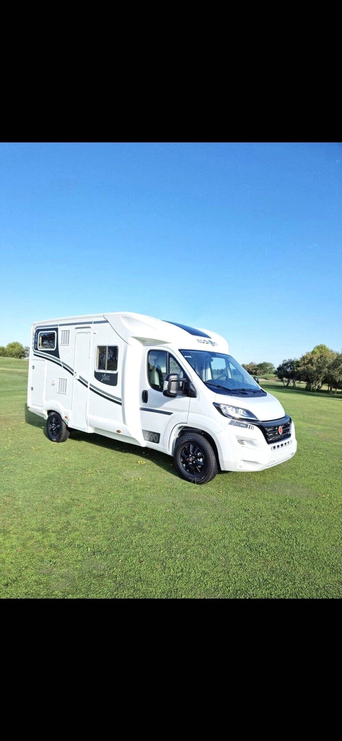 schräge Vorderansicht Fiat 2,3 l 130 ch. - Yescapa