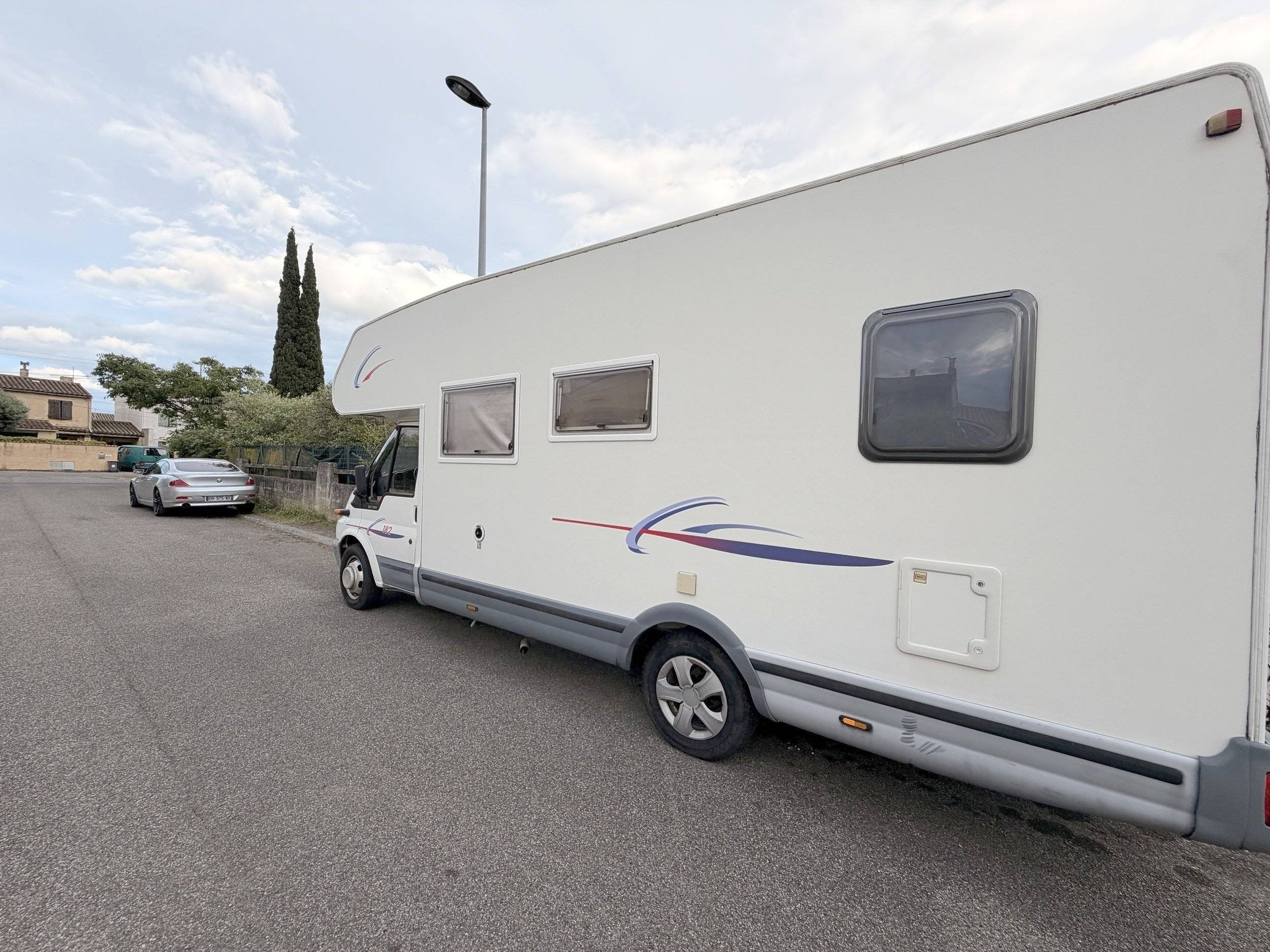 Front view from 3/4 Ford - Yescapa