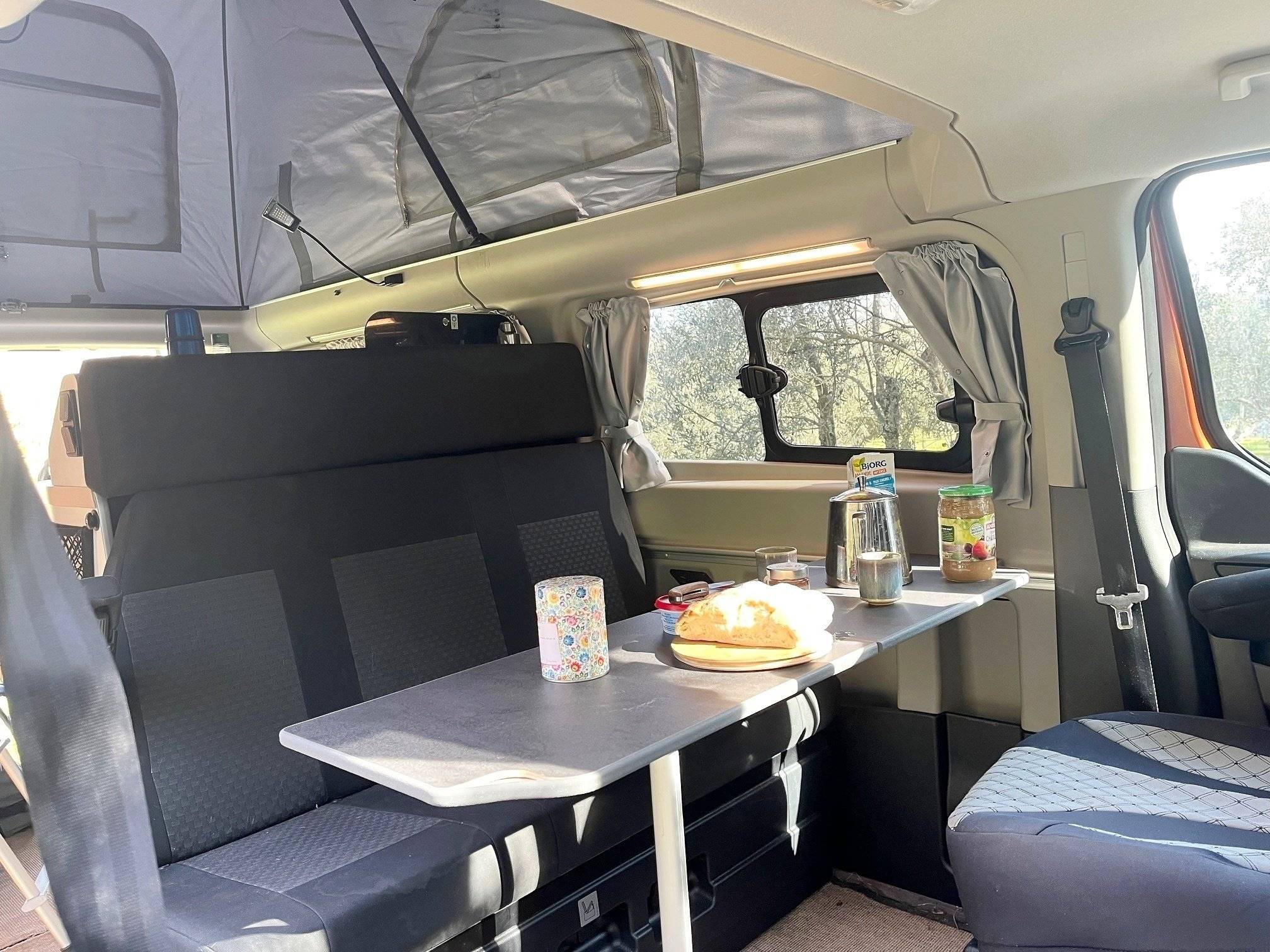 Dinette Ford Custom 2,2 l 130 ch - Yescapa