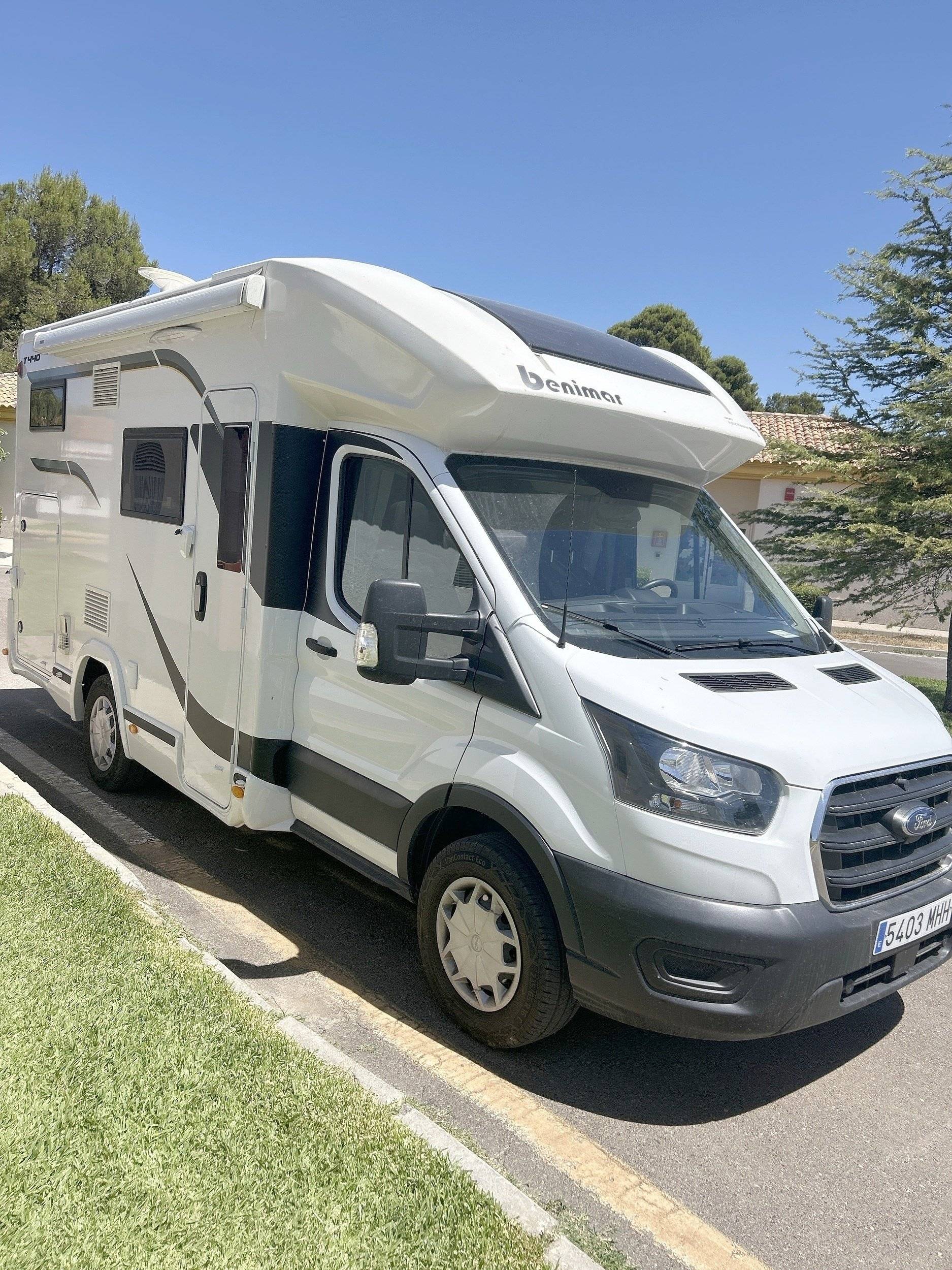 Vista del vehicle angle davanter Ford Transit 2,0 l 115 ch - Yescapa