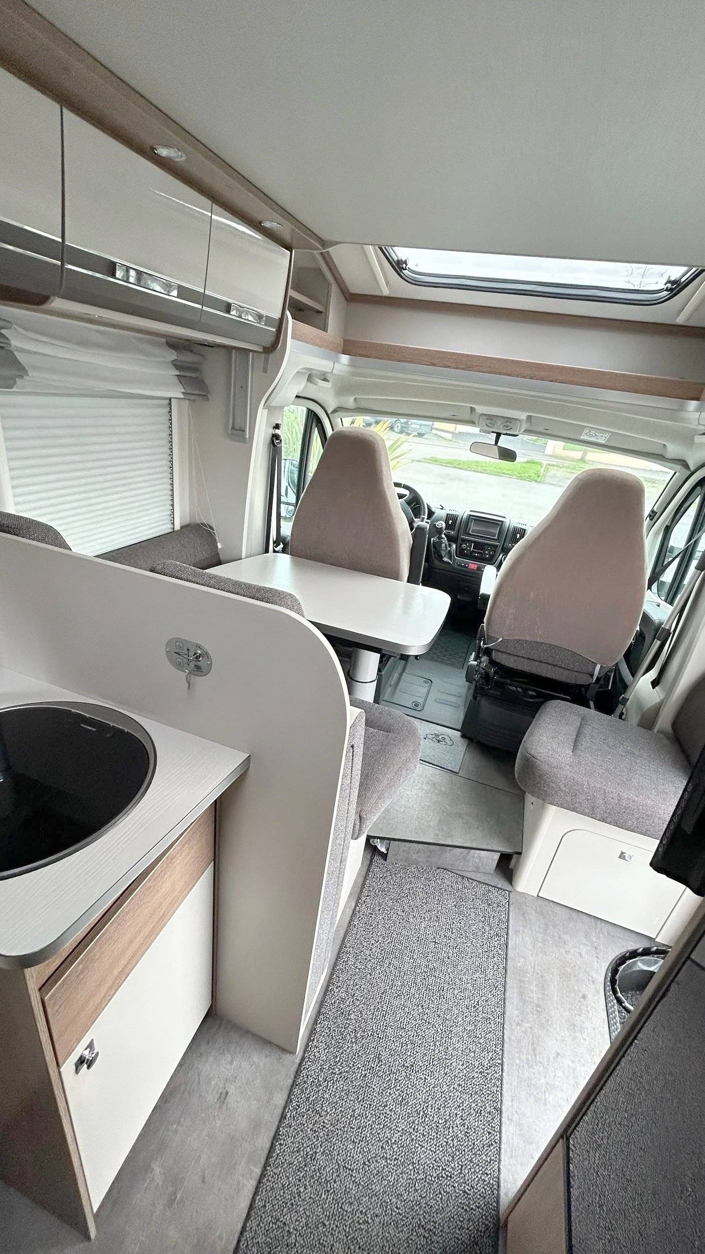 Dining Area Fiat Ducato 120 Multijet - Yescapa