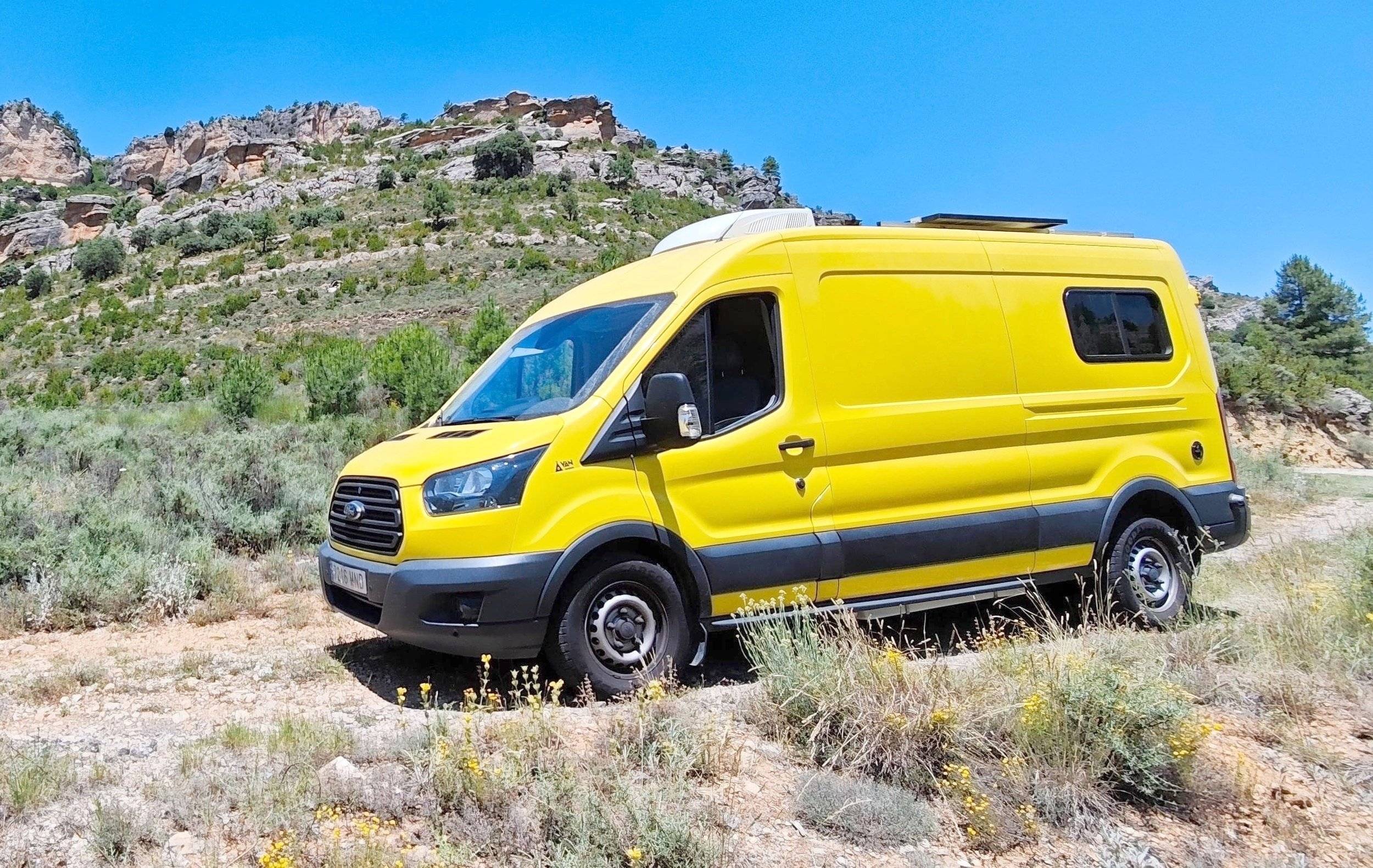 Vista del vehículo ángulo delantero Ford Transit 125 ch - Yescapa