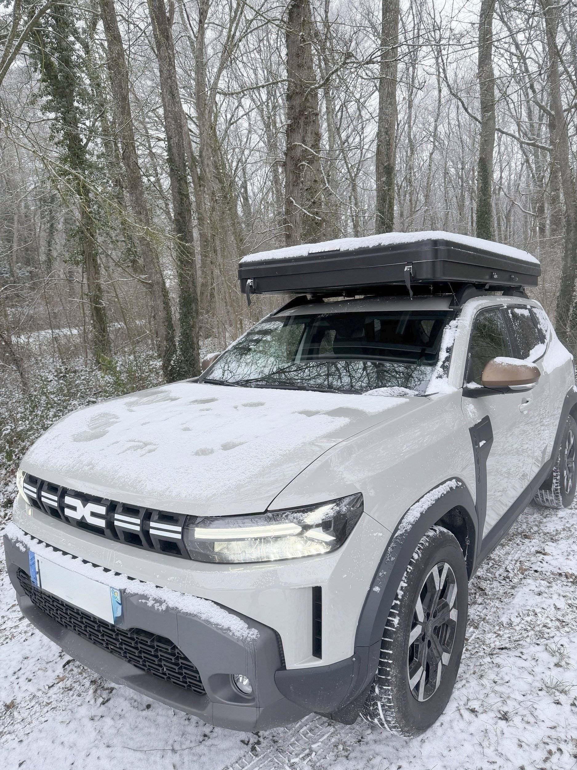 schräge Vorderansicht dacia dacia - Yescapa