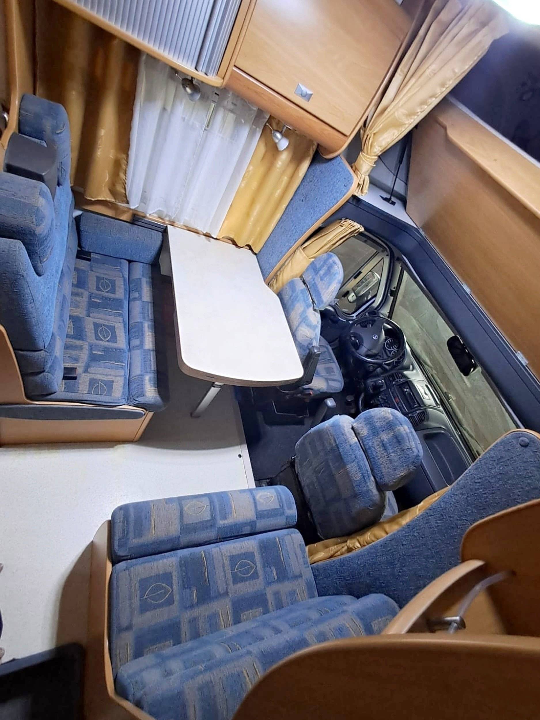 Área de jantar Fiat 2.8 148 CV - Yescapa