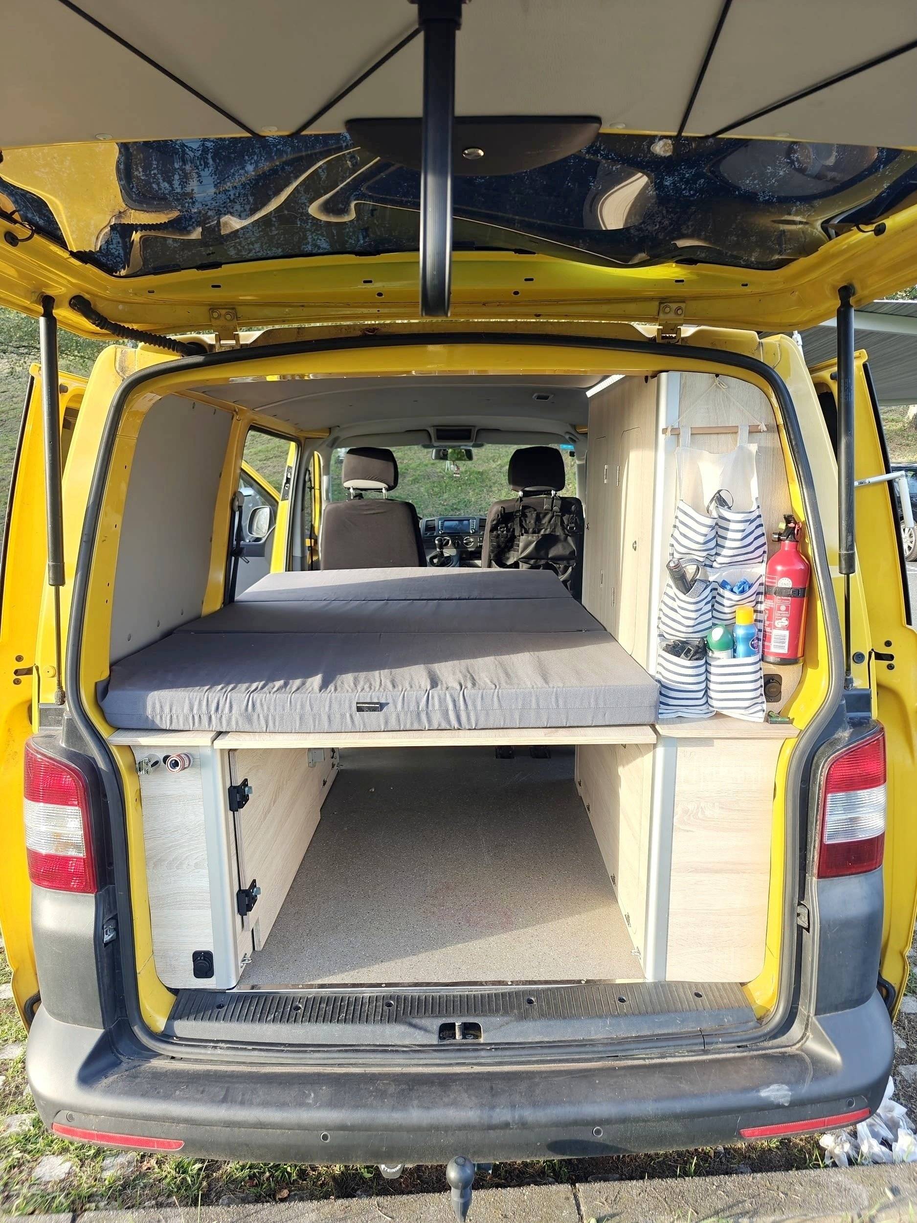 Schlafplätze Volkswagen T5 2 l 180 ch - Yescapa