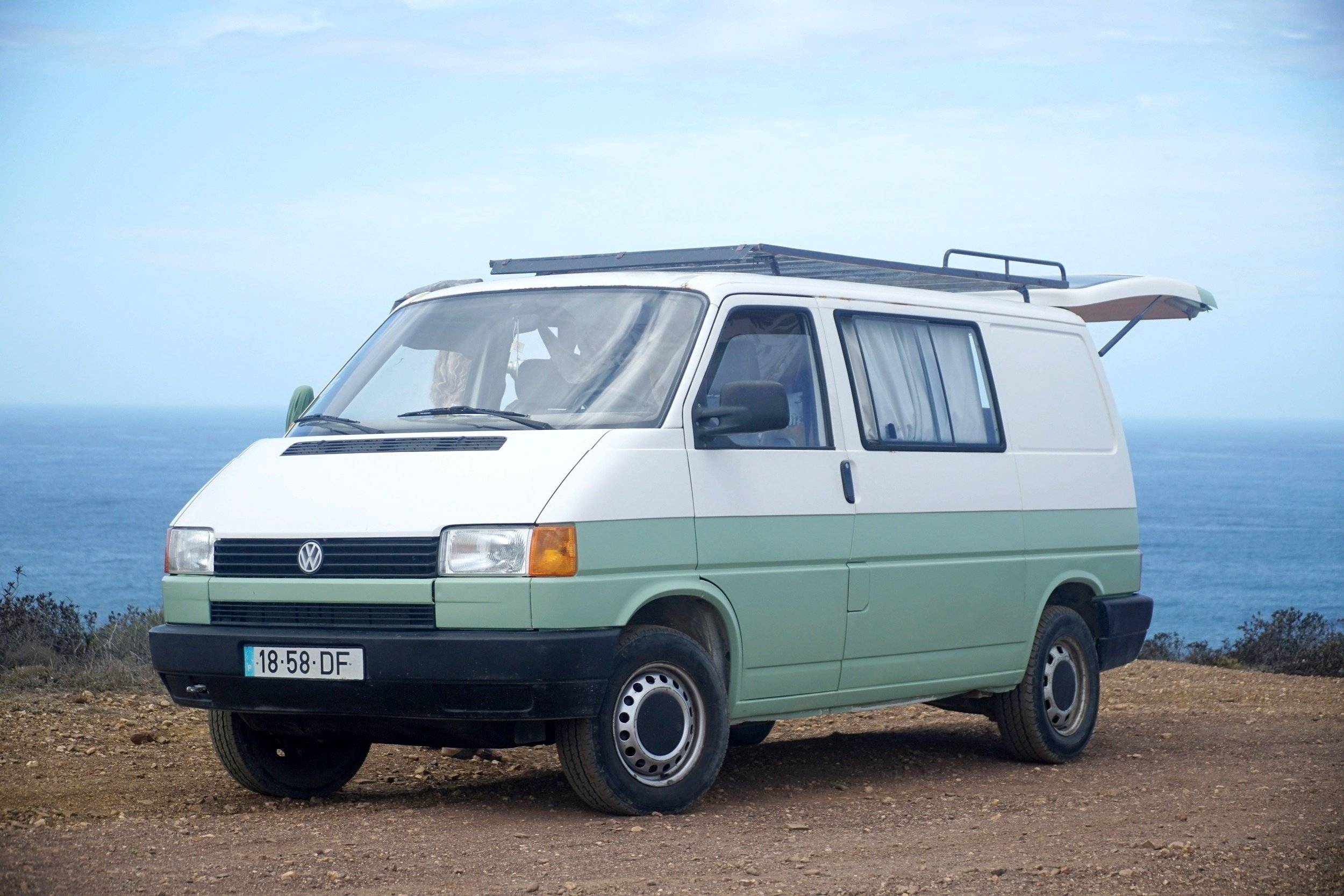 Vista frontale a ¾ Volkswagen Transporter T4 2.4D - Yescapa