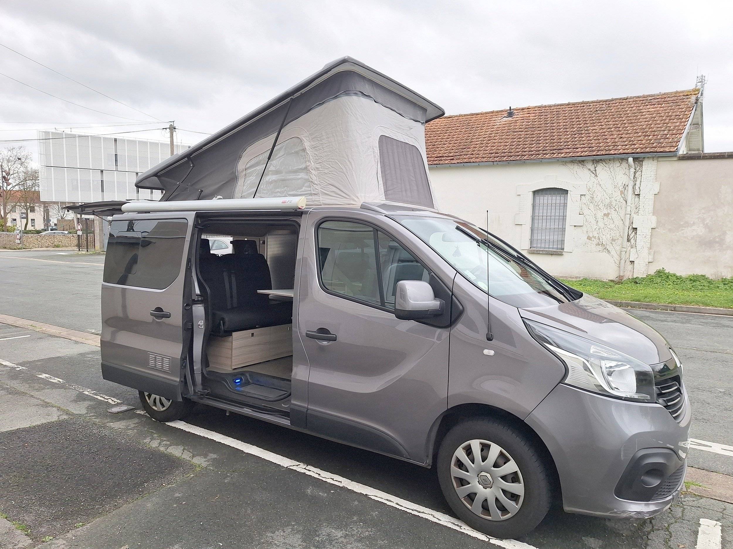 Vue avant de 3/4 Renault Trafic 1,6 l 125 ch - Yescapa
