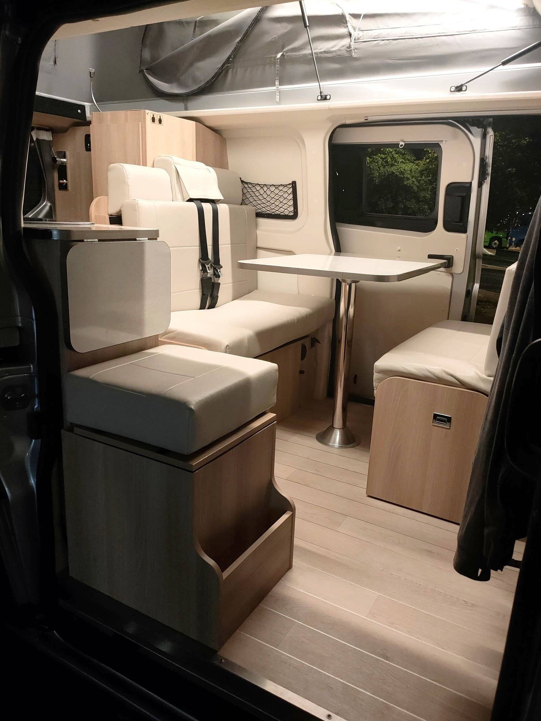 Coin repas Ford Transit Custom 2,0 l 130 ch - Yescapa