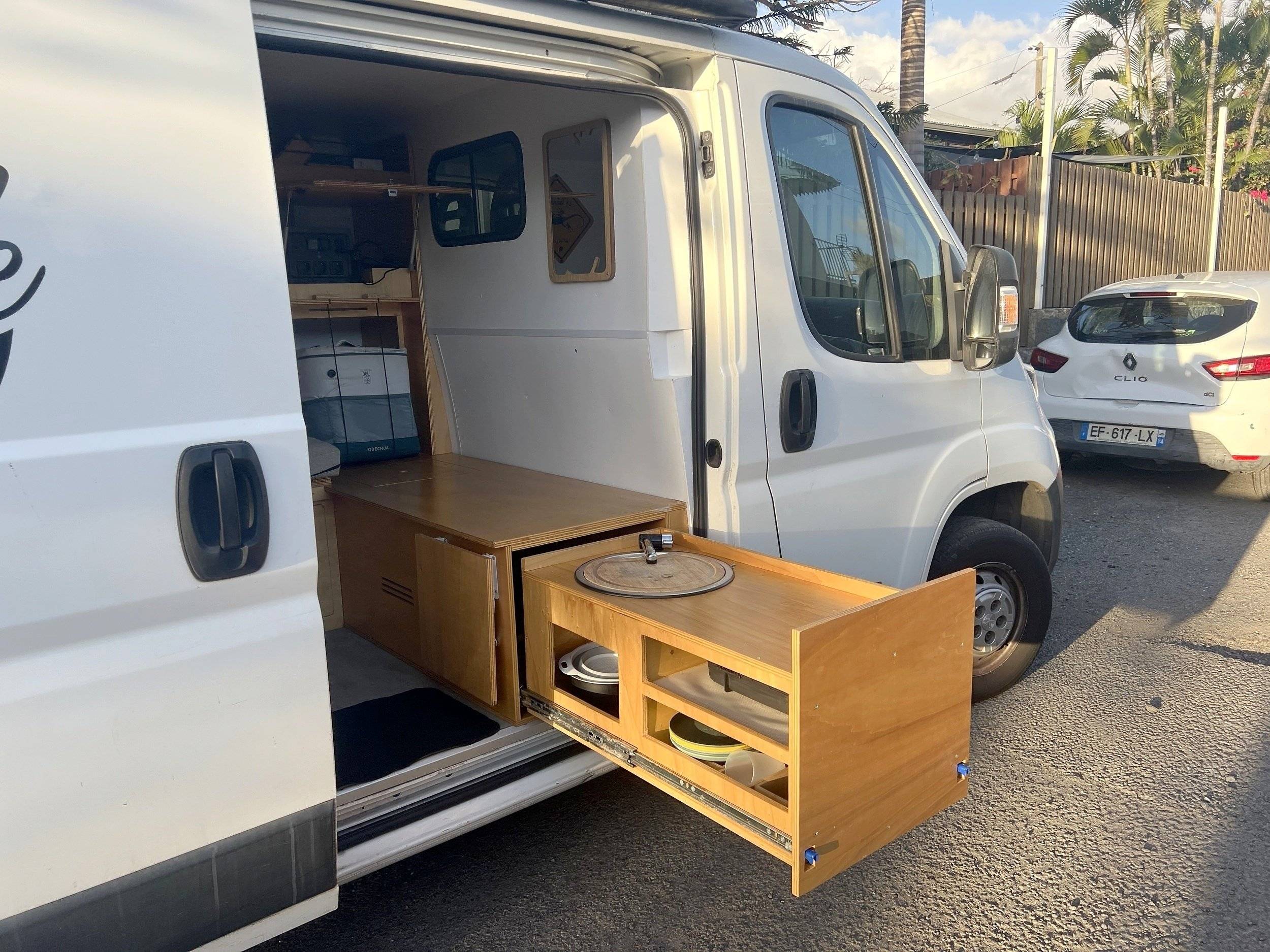 Dining Area Peugeot Boxer 2.2 BlueHdi - Yescapa