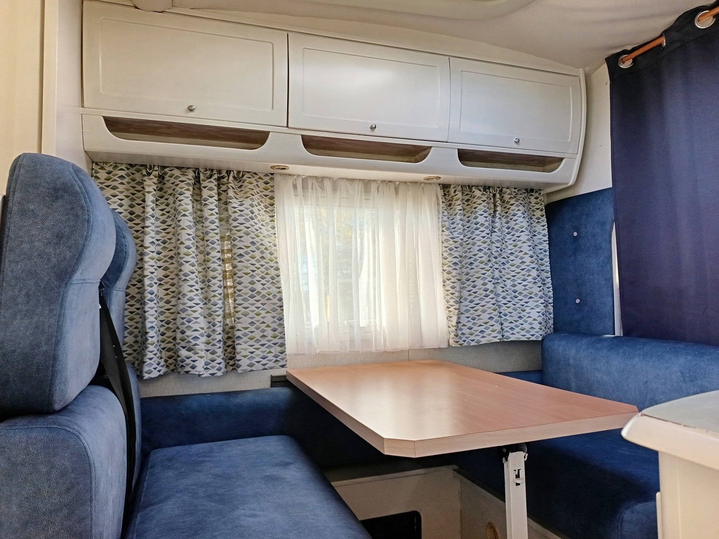 Dining Area Fiat Ducato 2,8 l 115 ch/Al-Ko - Yescapa