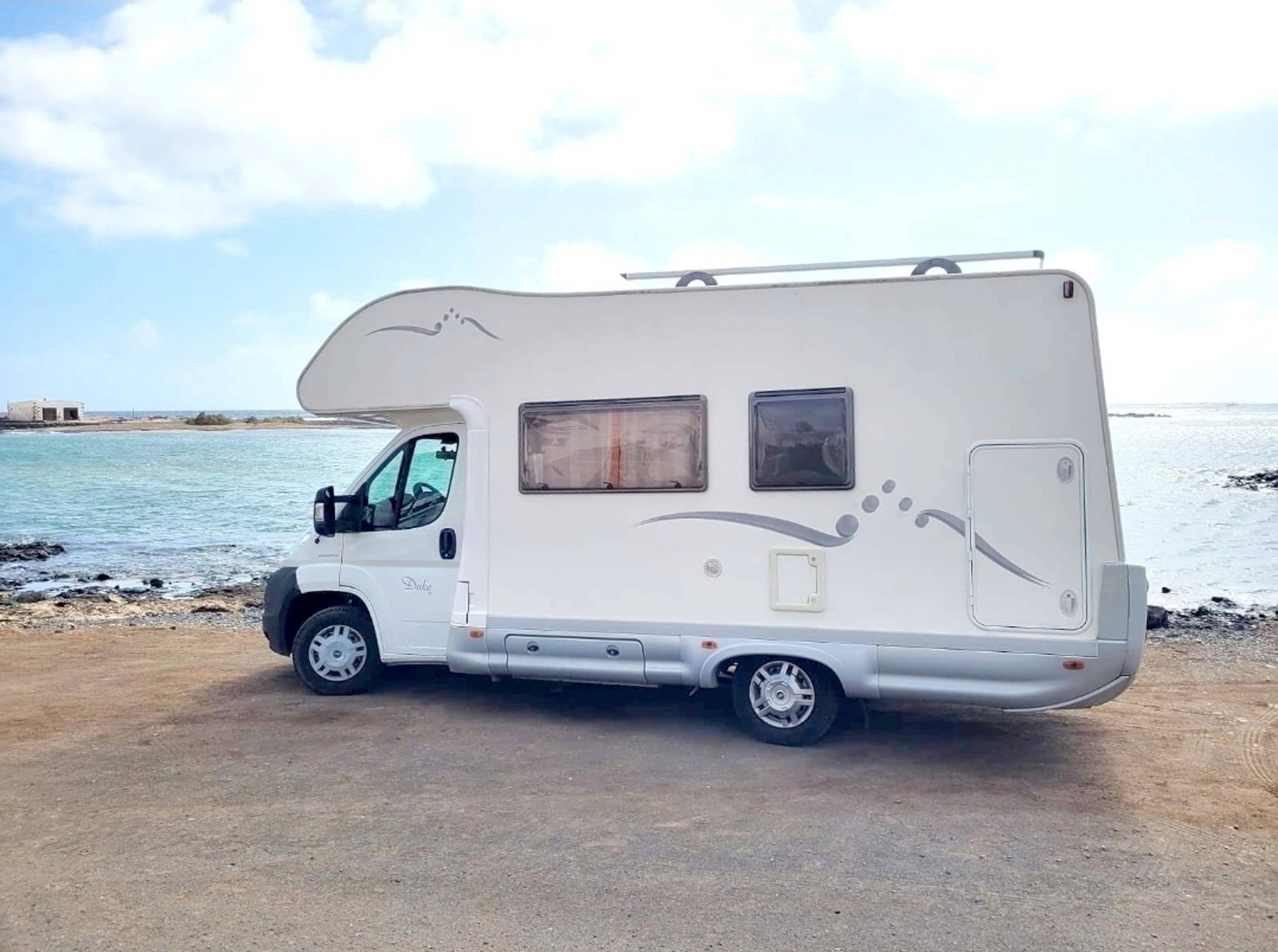 Vista del vehicle angle davanter Fiat Ducato - Yescapa