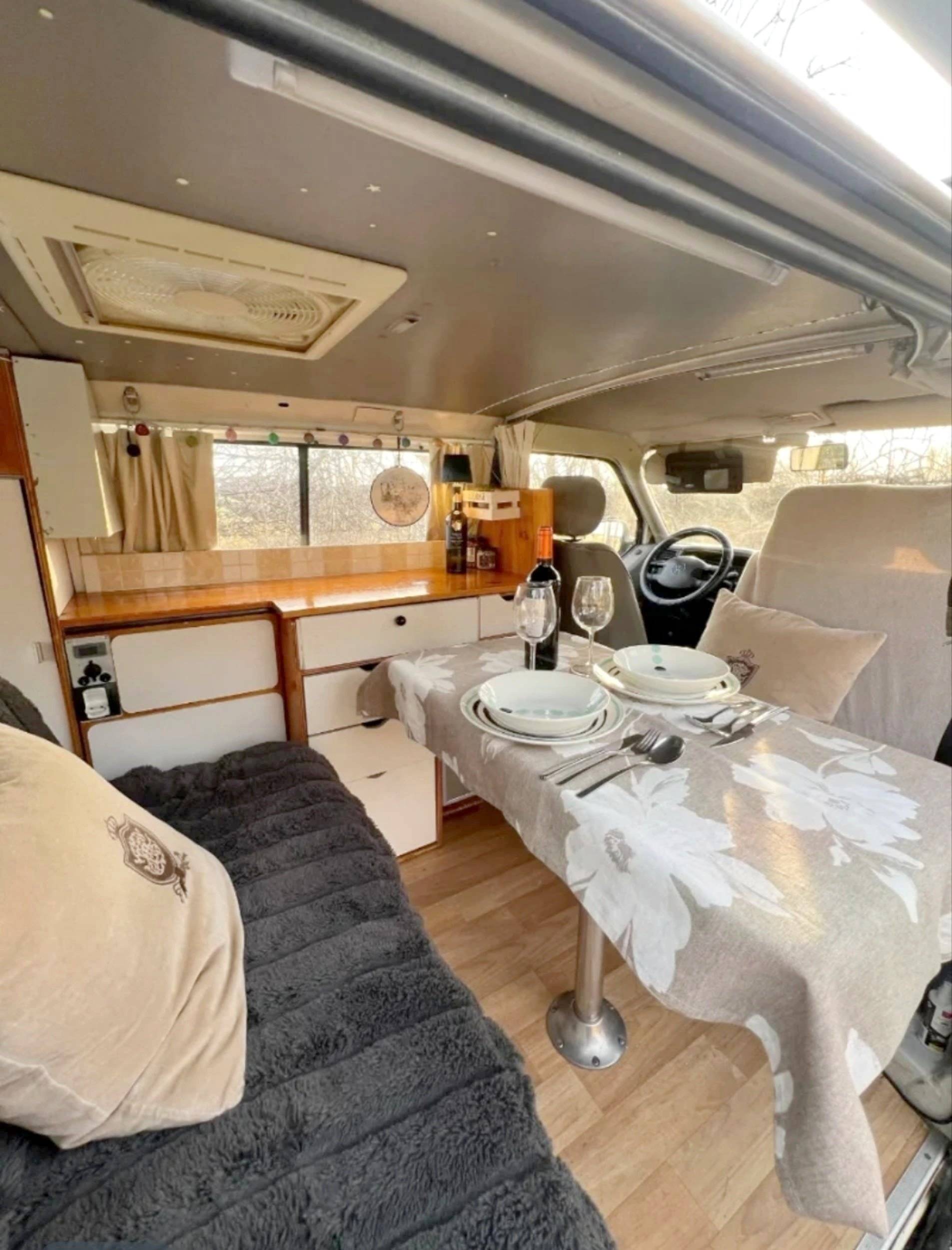 Dining Area Volkswagen t4 - Yescapa