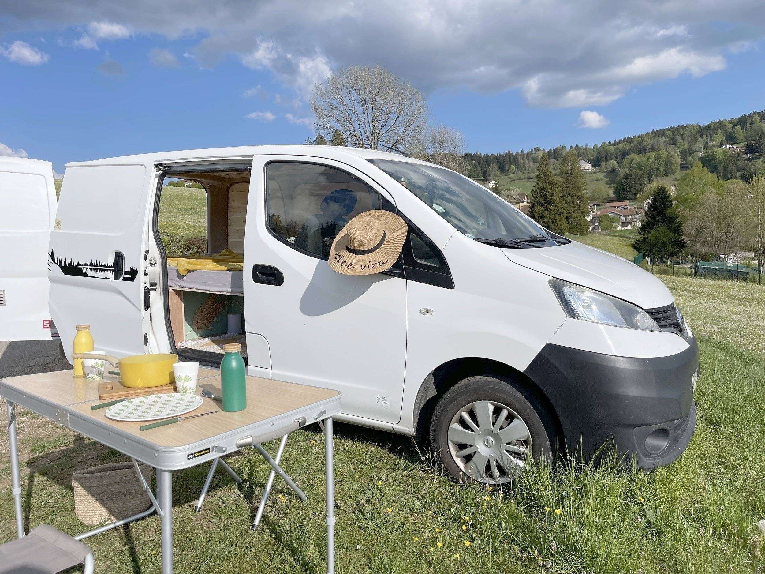 Vista de 3/4 Nissan NV200 - Yescapa