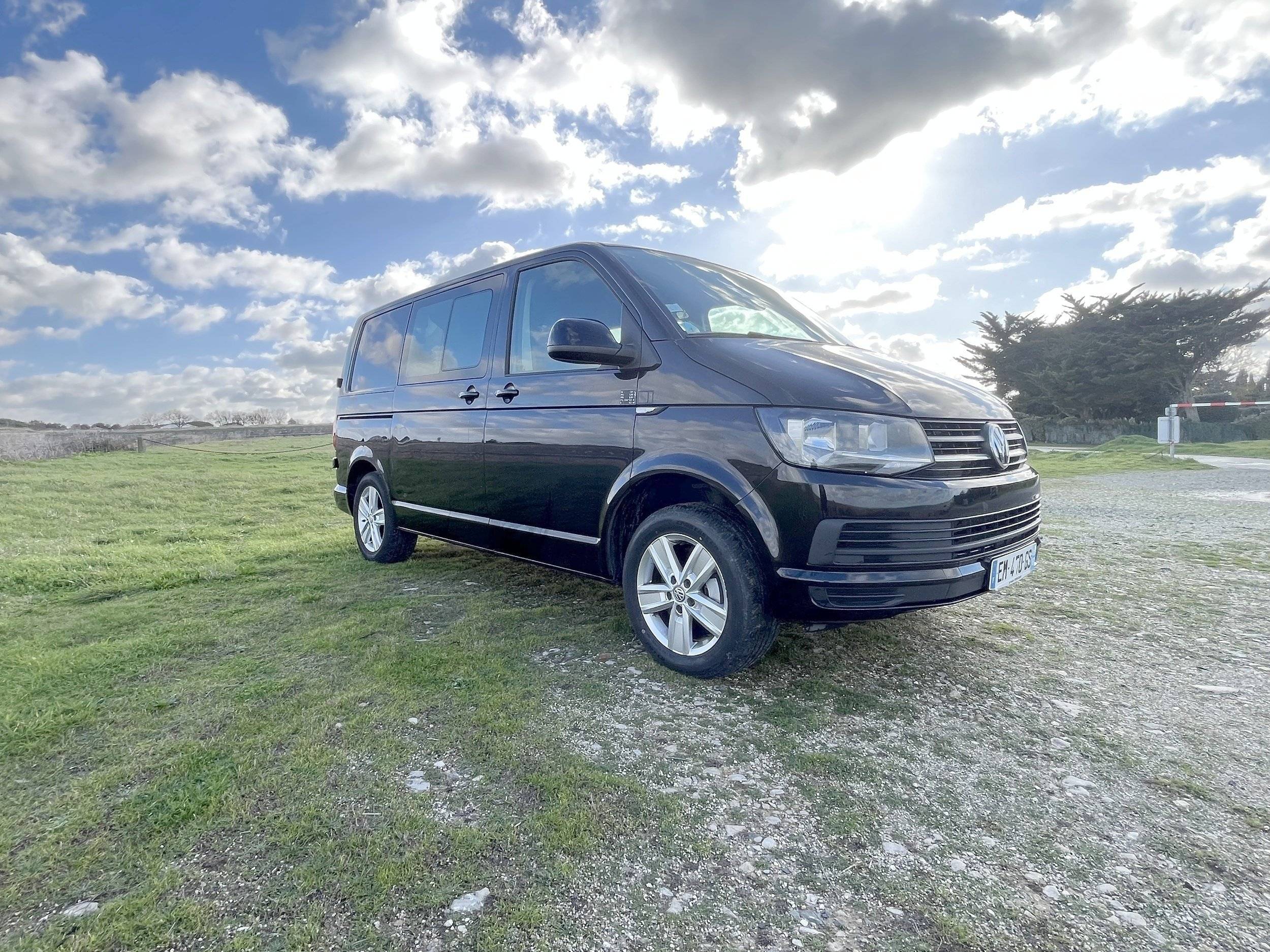Vue avant de 3/4 Volkswagen Transporter T6 - Yescapa