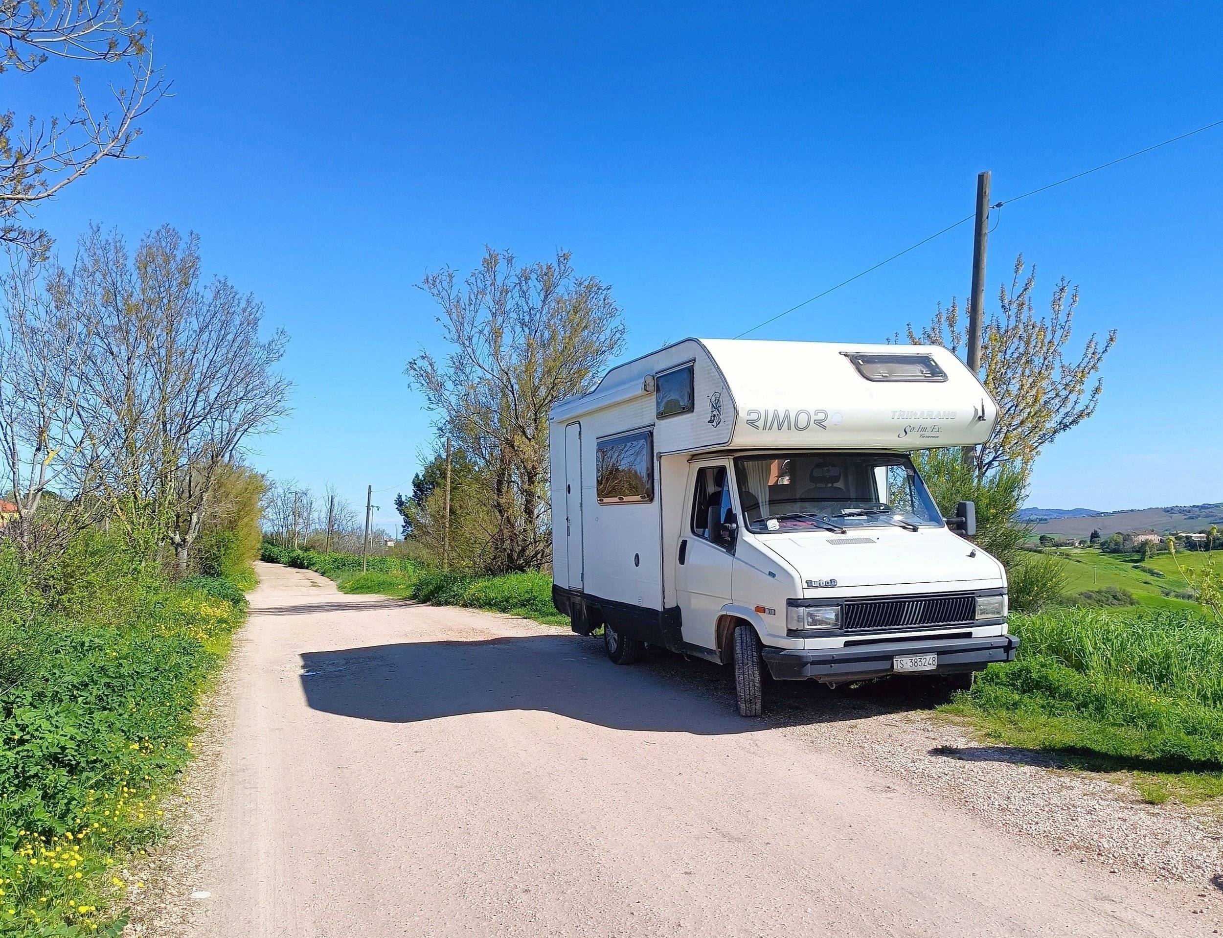 schräge Vorderansicht Fiat - Yescapa