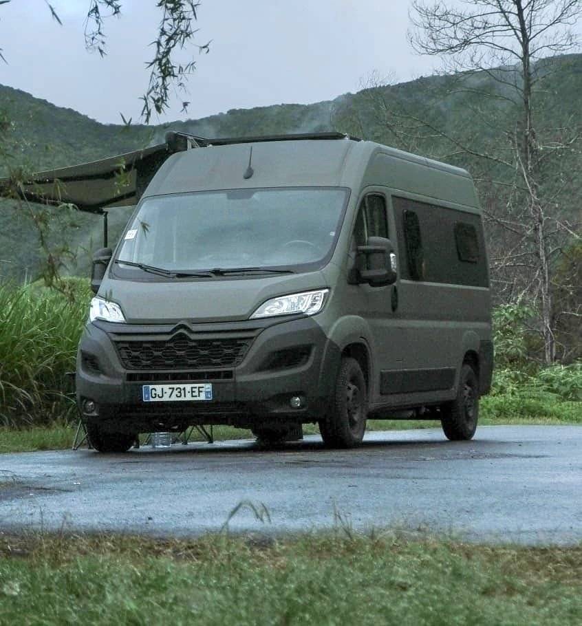 Vue avant de 3/4 Citroën Jumper 2,2 BlueHDI 140CV - Yescapa