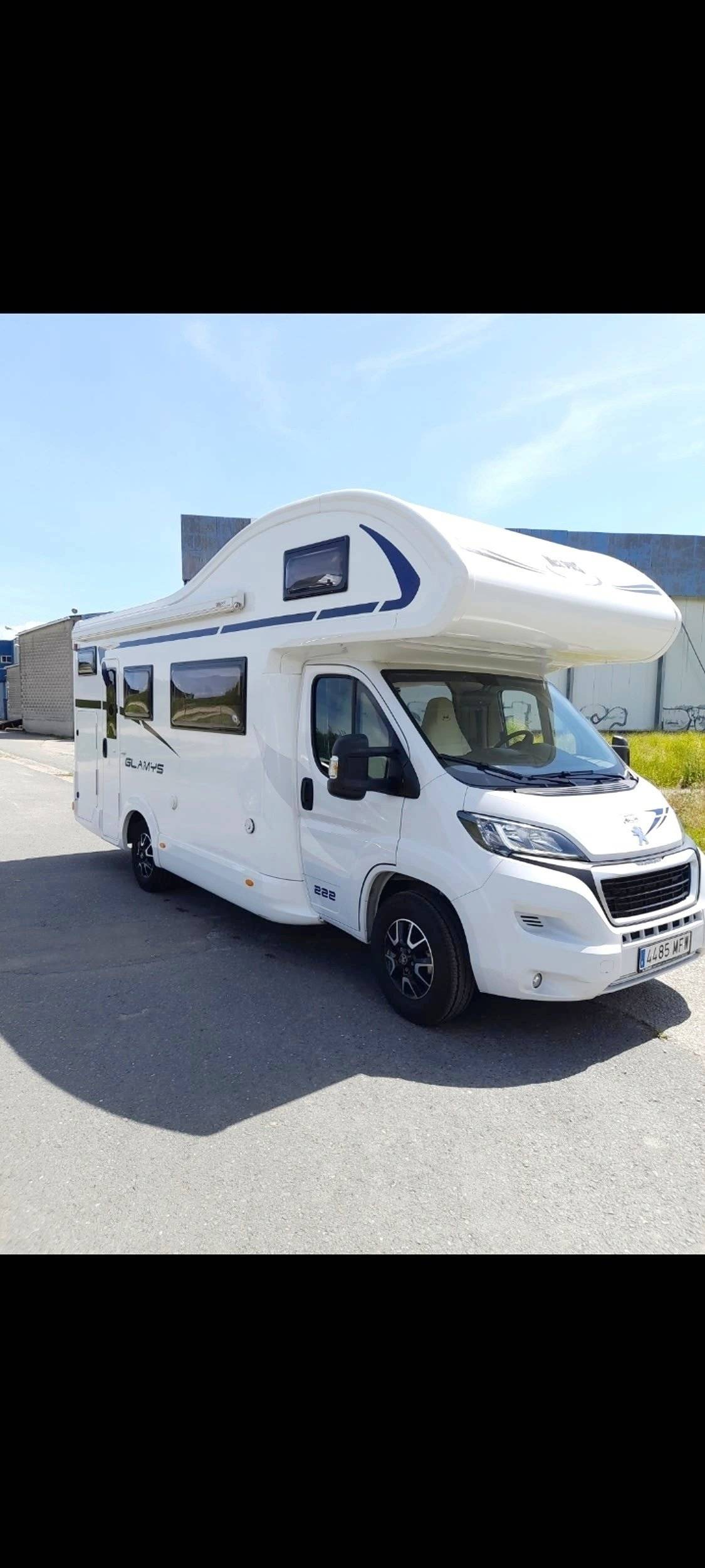 Voorkant 3/4 Peugeot Boxer 2.2 Blue HDI 140ch - Yescapa