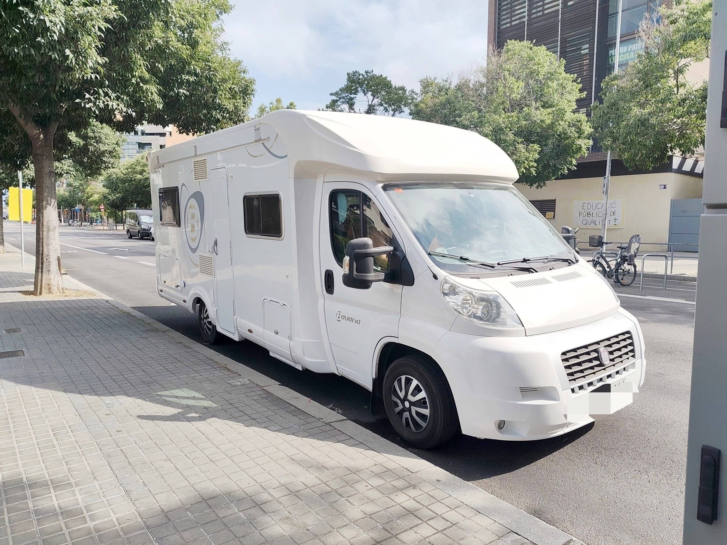 Vista del vehículo ángulo delantero Fiat 2,3 l 130 ch. - Yescapa