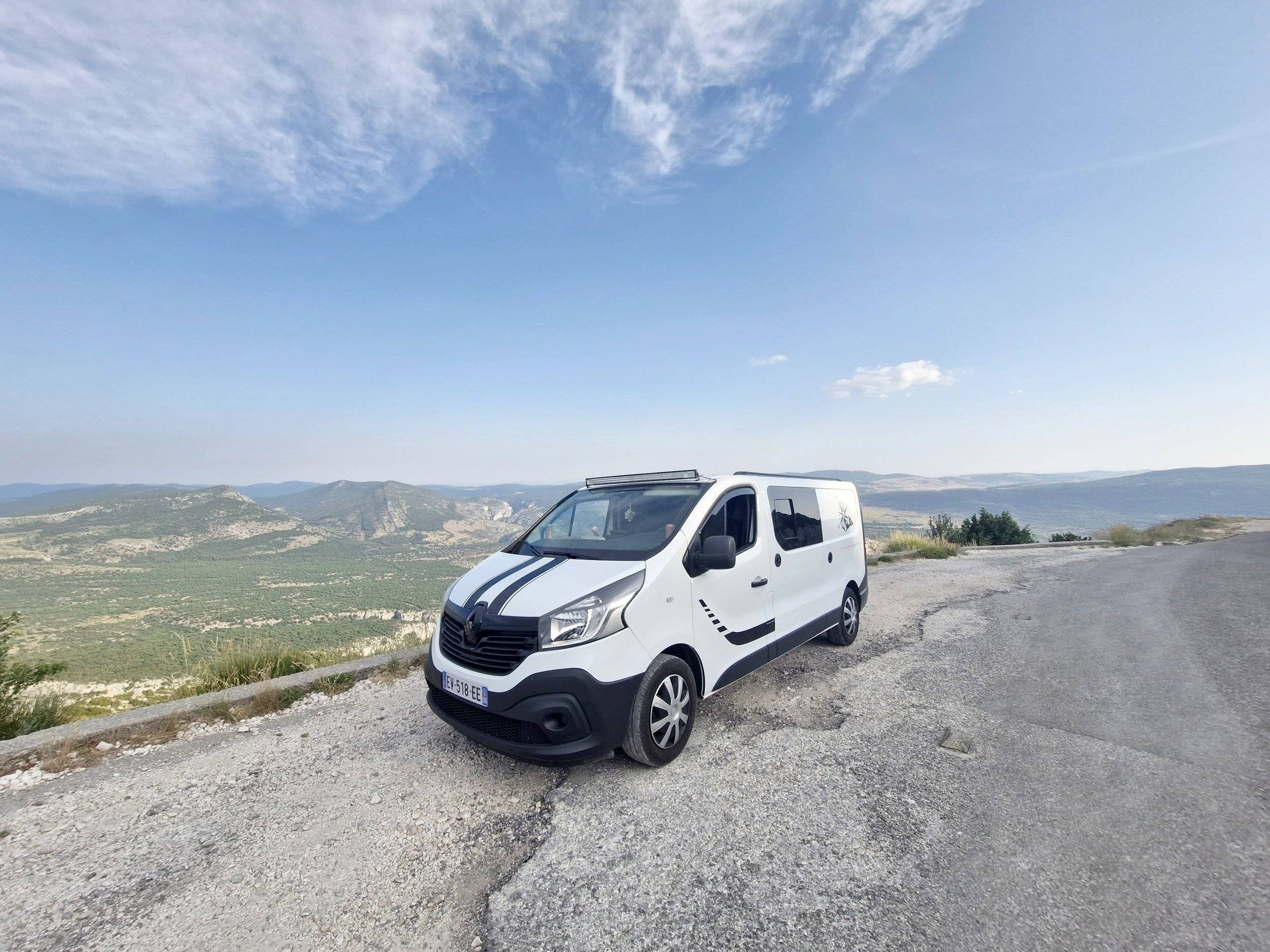 Vista del vehicle angle davanter Renault Trafic3 L2H1 1,6 l 140 ch - Yescapa