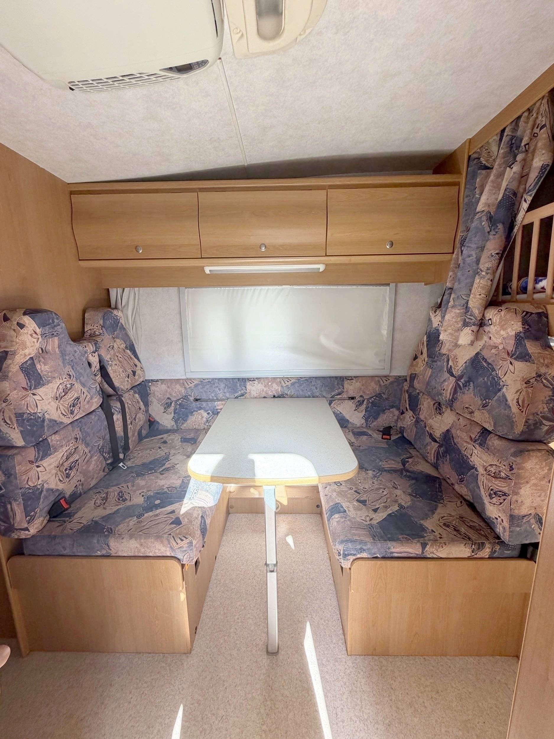 Dinette Ford Transit 125 - Yescapa