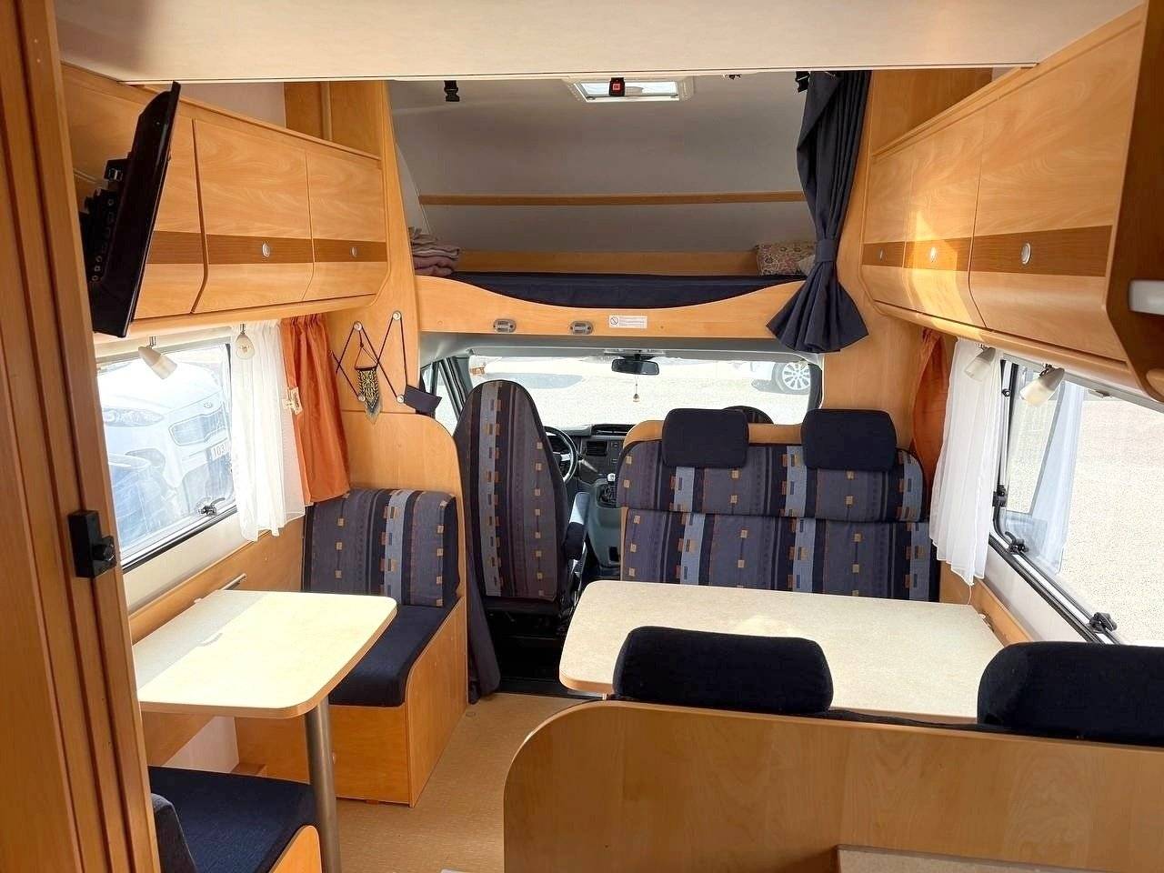 Dining Area Ford Ford Transit 2.4 tdci - Yescapa
