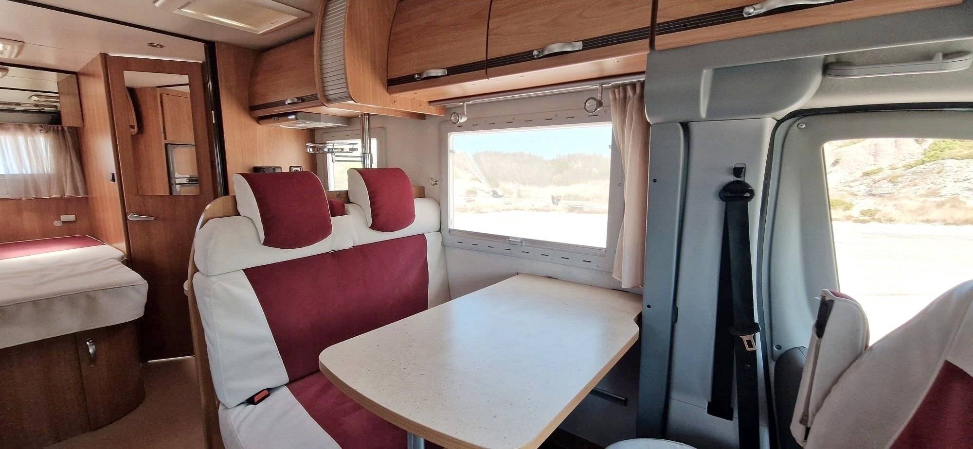 Dining Area Fiat Ducato 2 l 115 ch - Yescapa