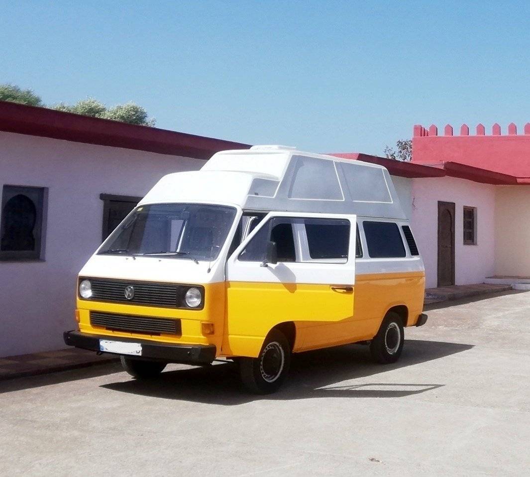 schräge Vorderansicht Volkswagen Volkswagen Transporter - Yescapa