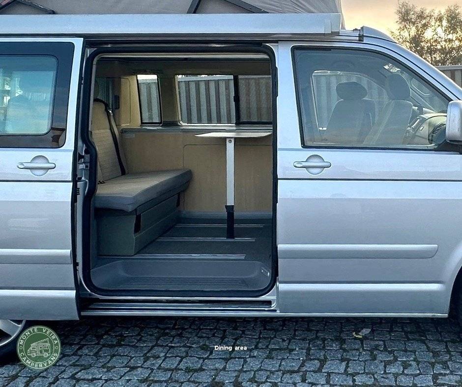Dining Area Volkswagen VOLKSWAGEN CALIFORNIA - Yescapa