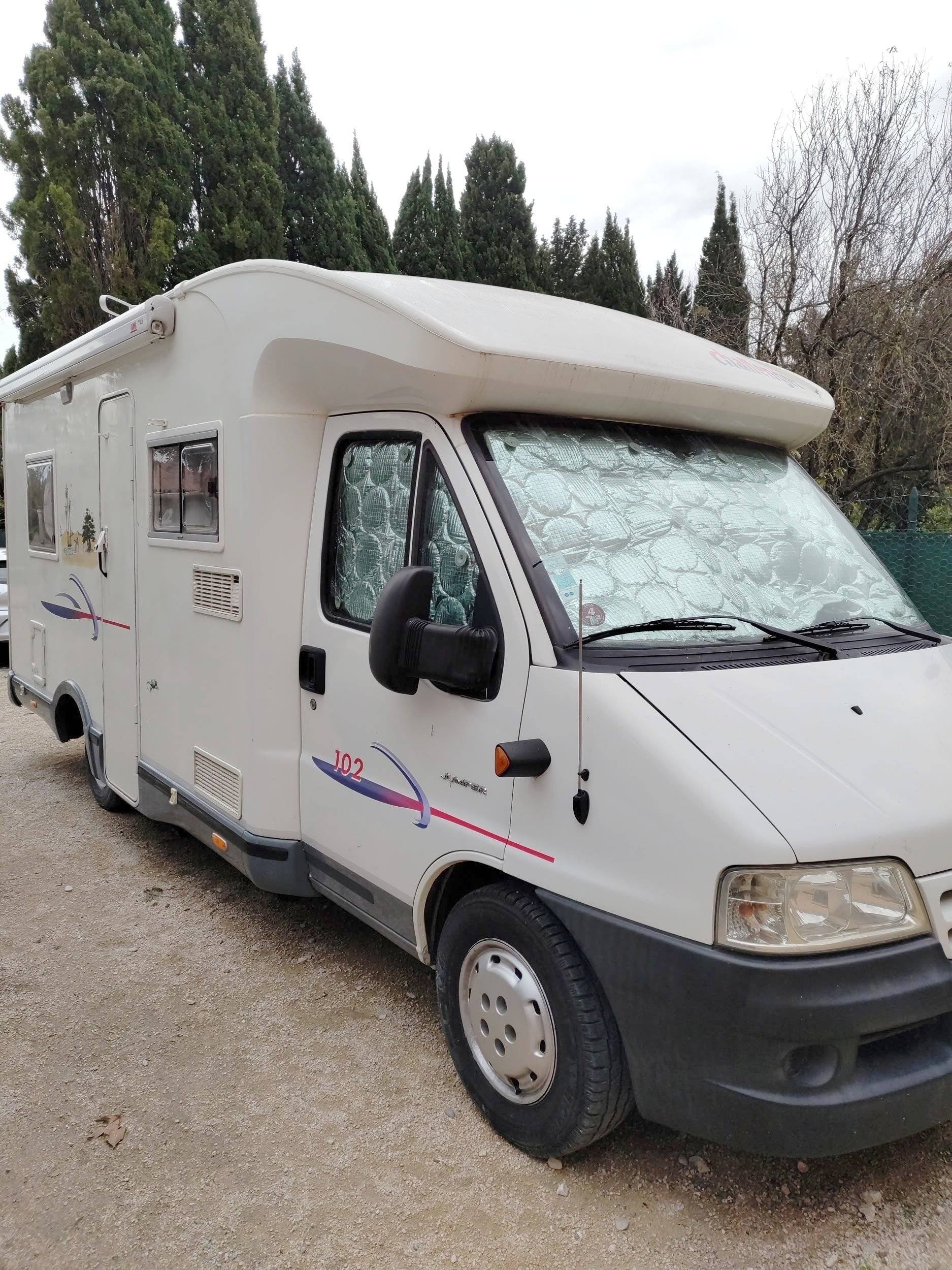Front view from 3/4 Citroën Jumper 1,6 l 95 ch - Yescapa