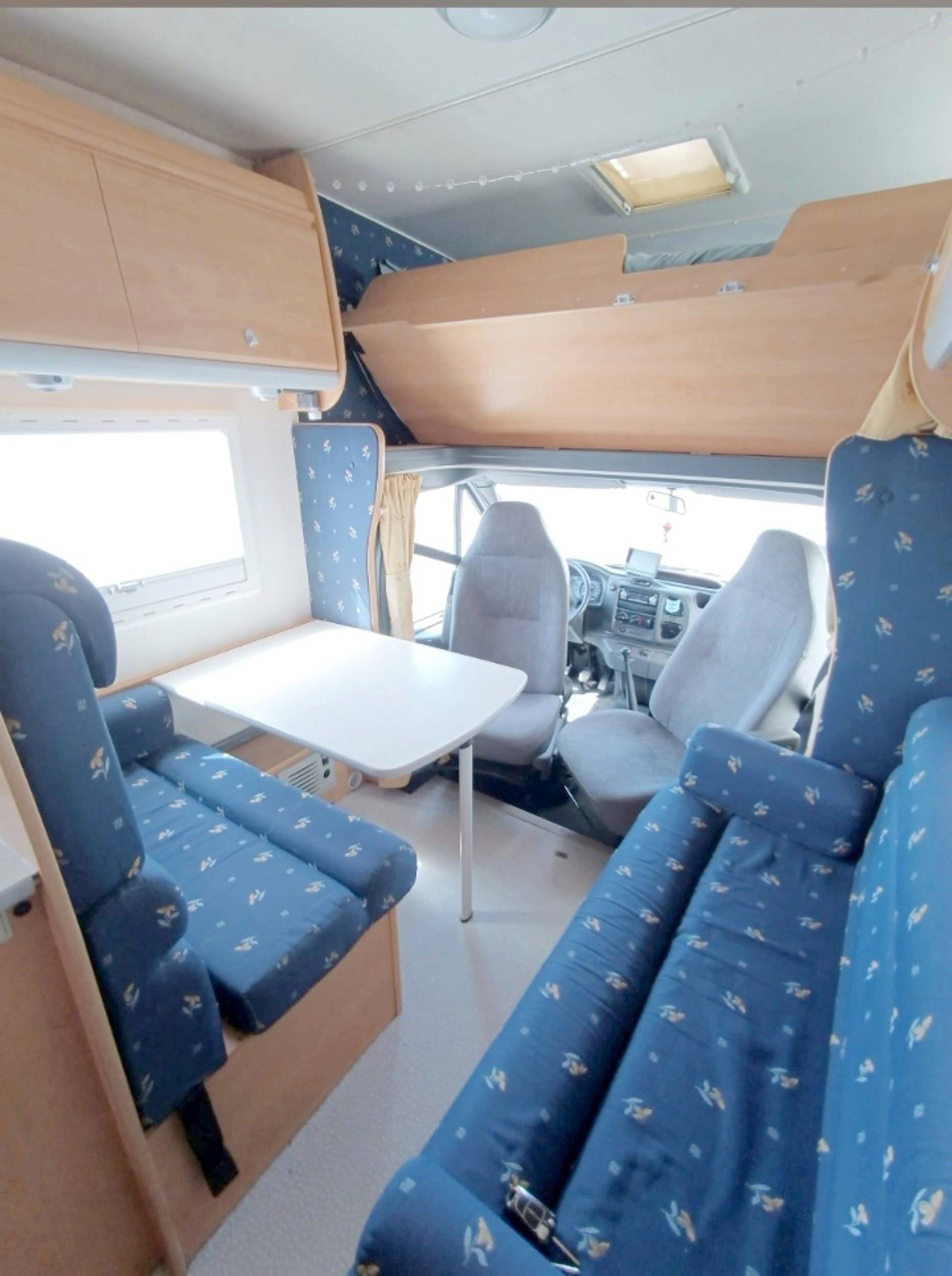 Vue avant de 3/4 Ford Challenger - Yescapa