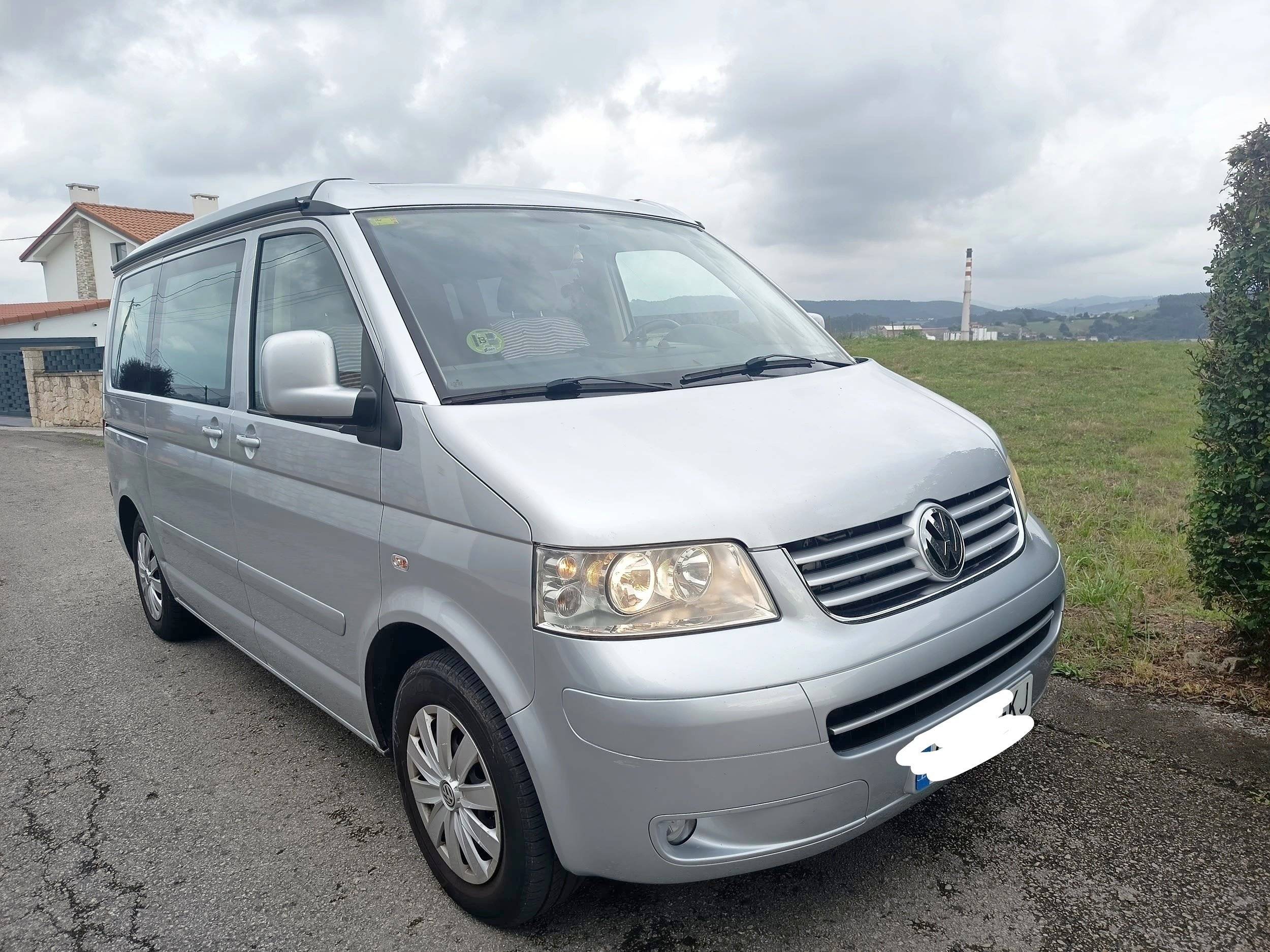 schräge Vorderansicht Volkswagen Volkswagen T5 California 130ch - Yescapa