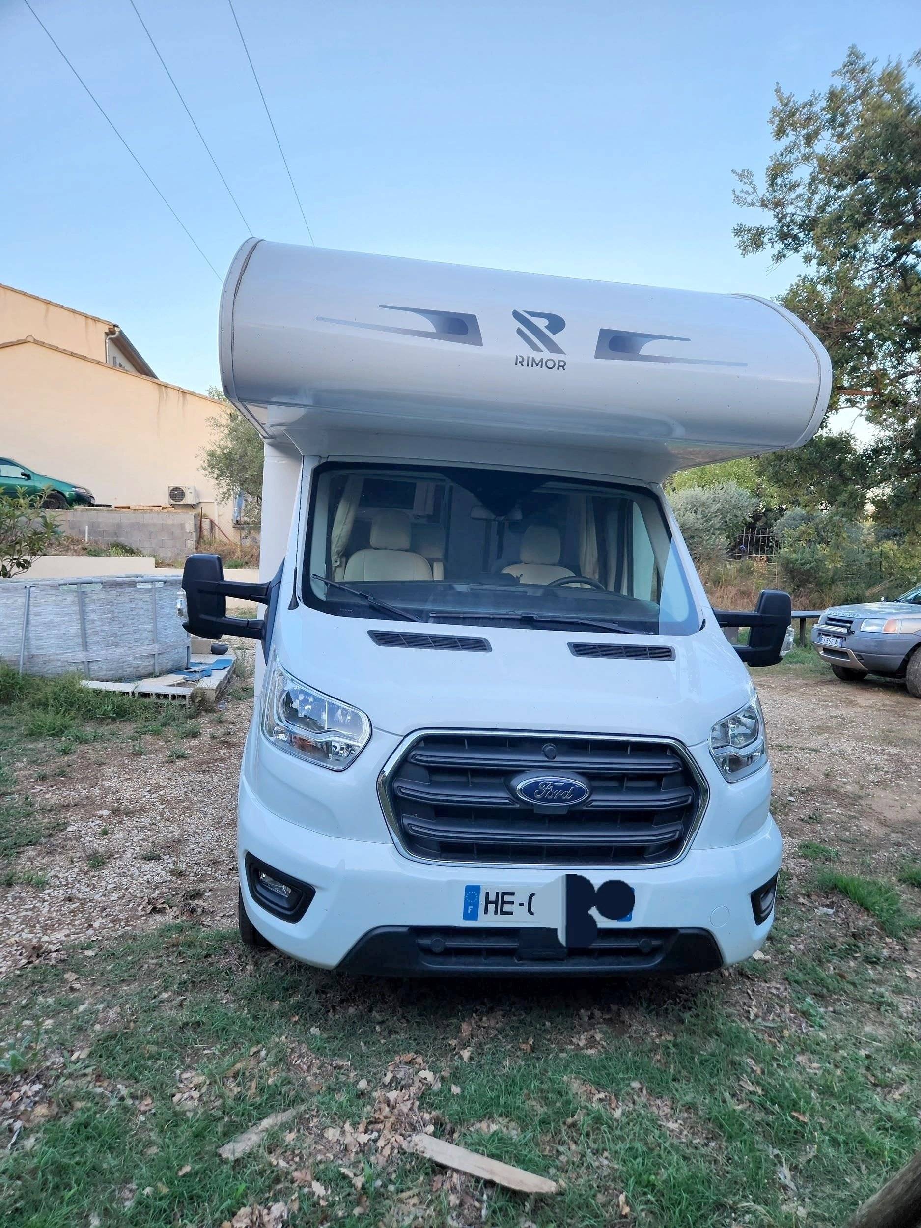 schräge Vorderansicht Ford Transit 155 ch - Yescapa