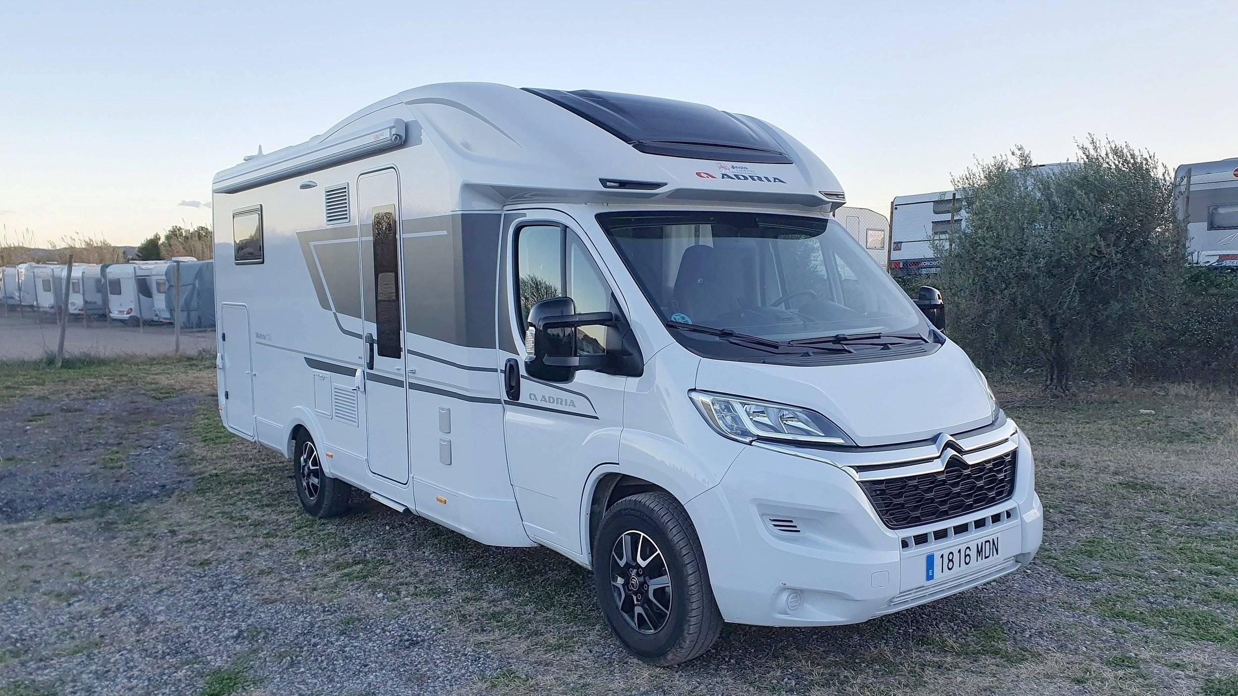 Vue avant de 3/4 Fiat - Yescapa
