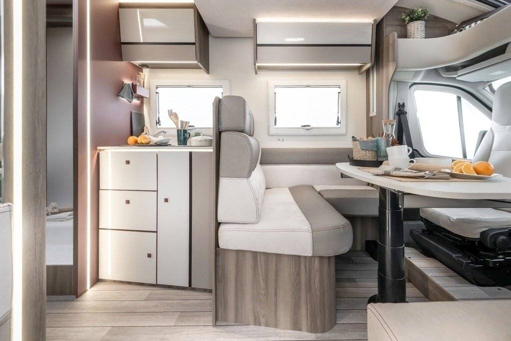 Dining Area Ford Transit 2,4 l 125 ch - Yescapa