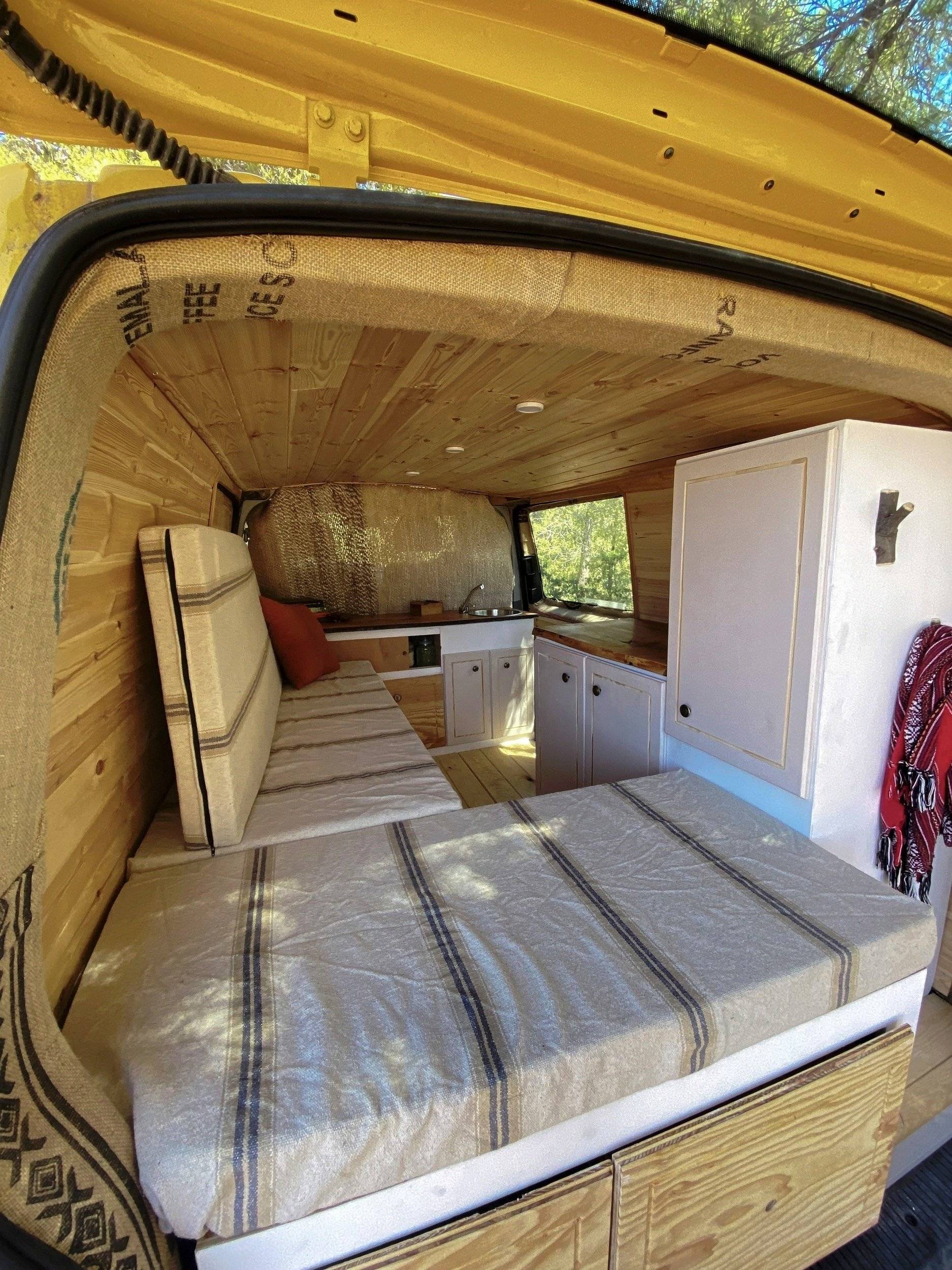 Dining Area Volkswagen Volkswagen T5 transporter - Yescapa