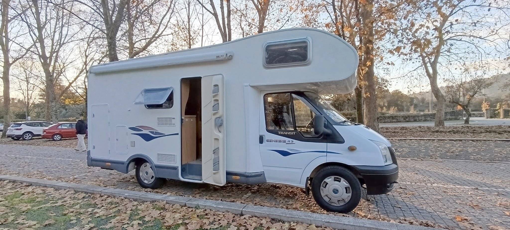 Vista de 3/4 Ford Transit 2,2 l 140 ch - Yescapa