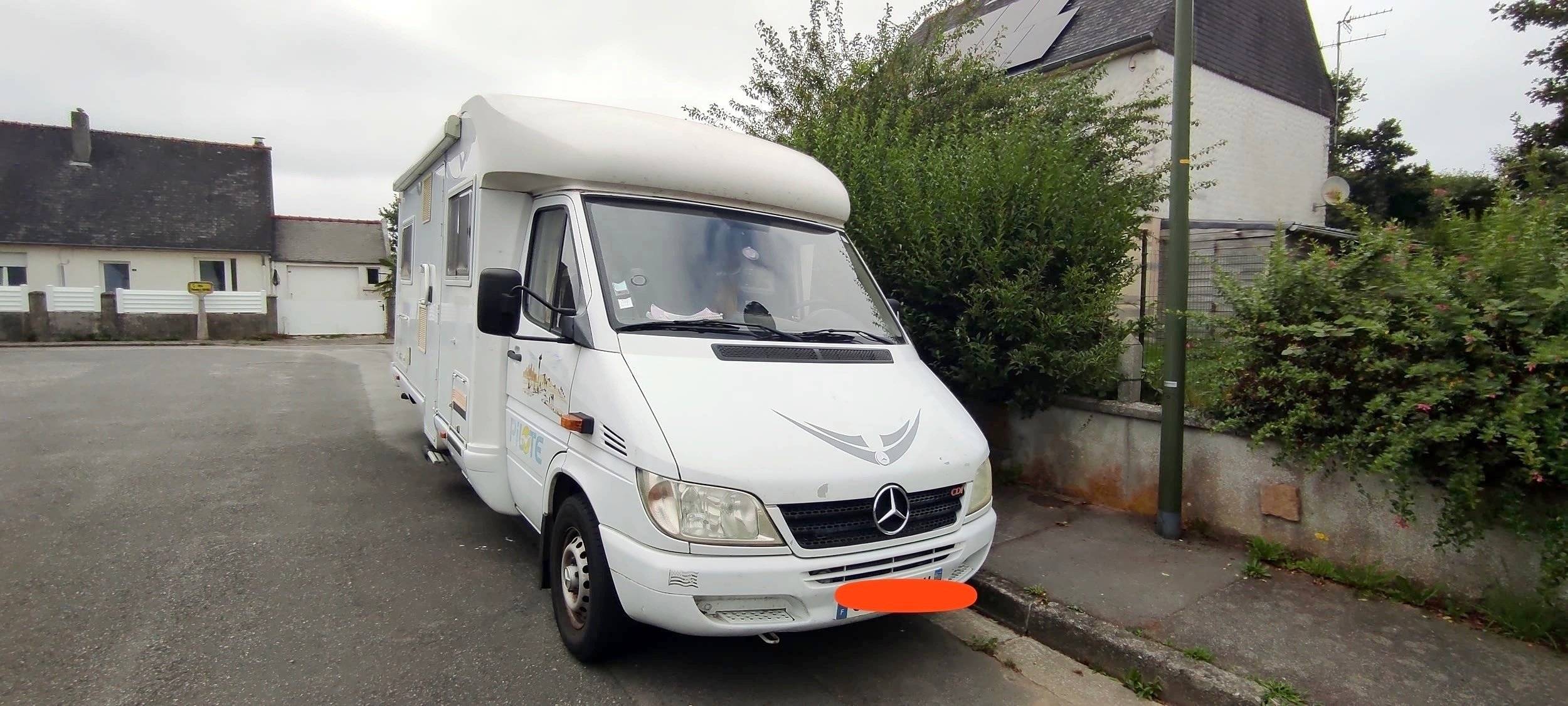 Front view from 3/4 Mercedes - Yescapa