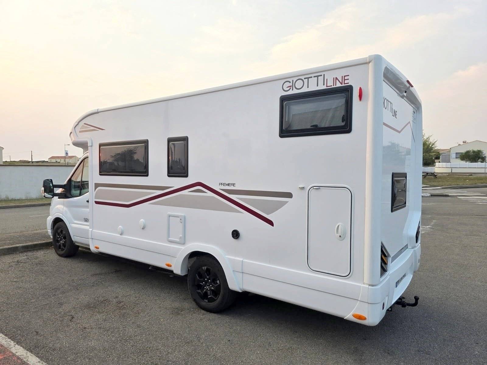 schräge Vorderansicht Ford Transit 2,0 l 170 ch - Yescapa