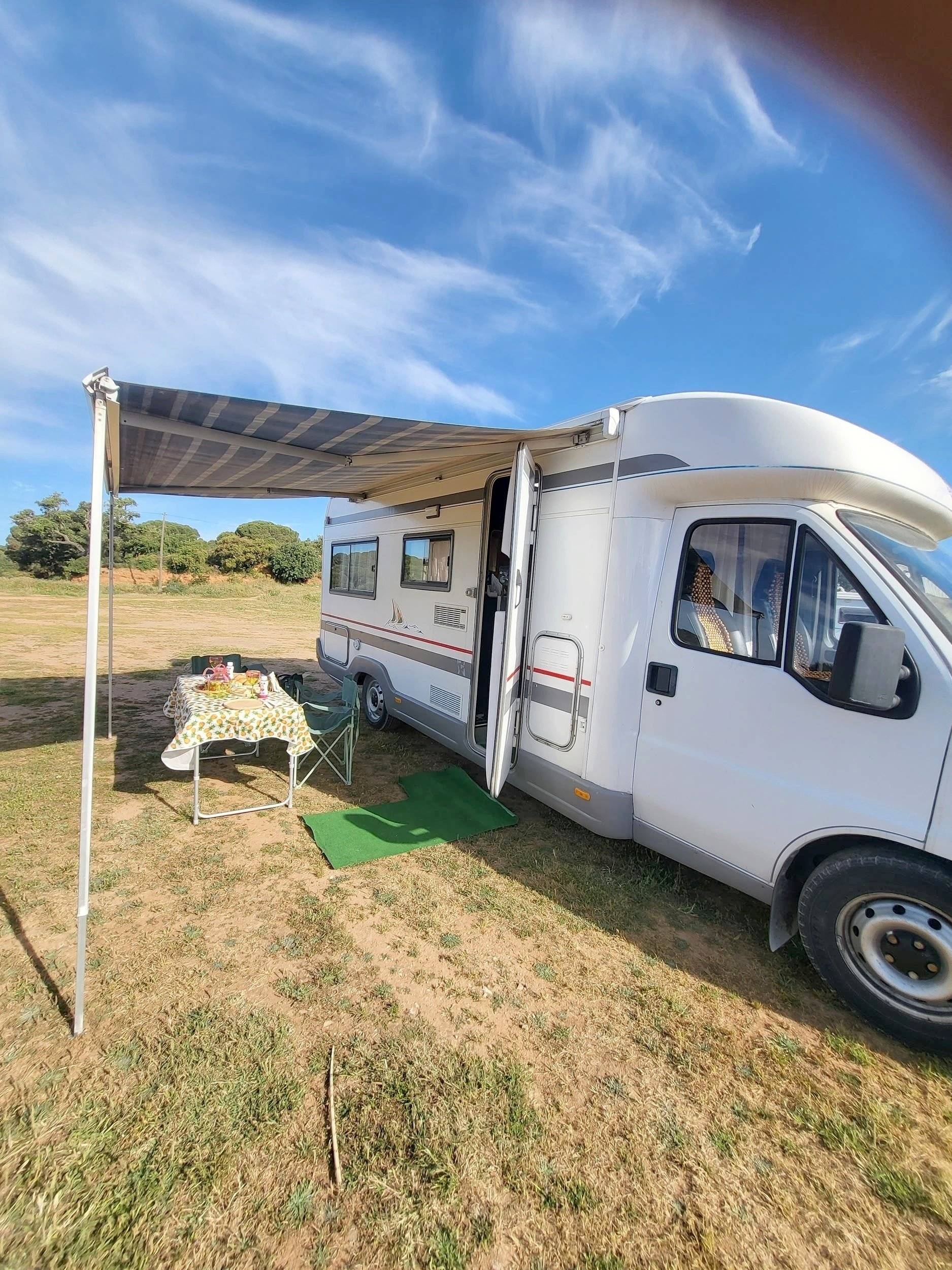 Vue avant de 3/4 Fiat 2,5 td ducato - Yescapa