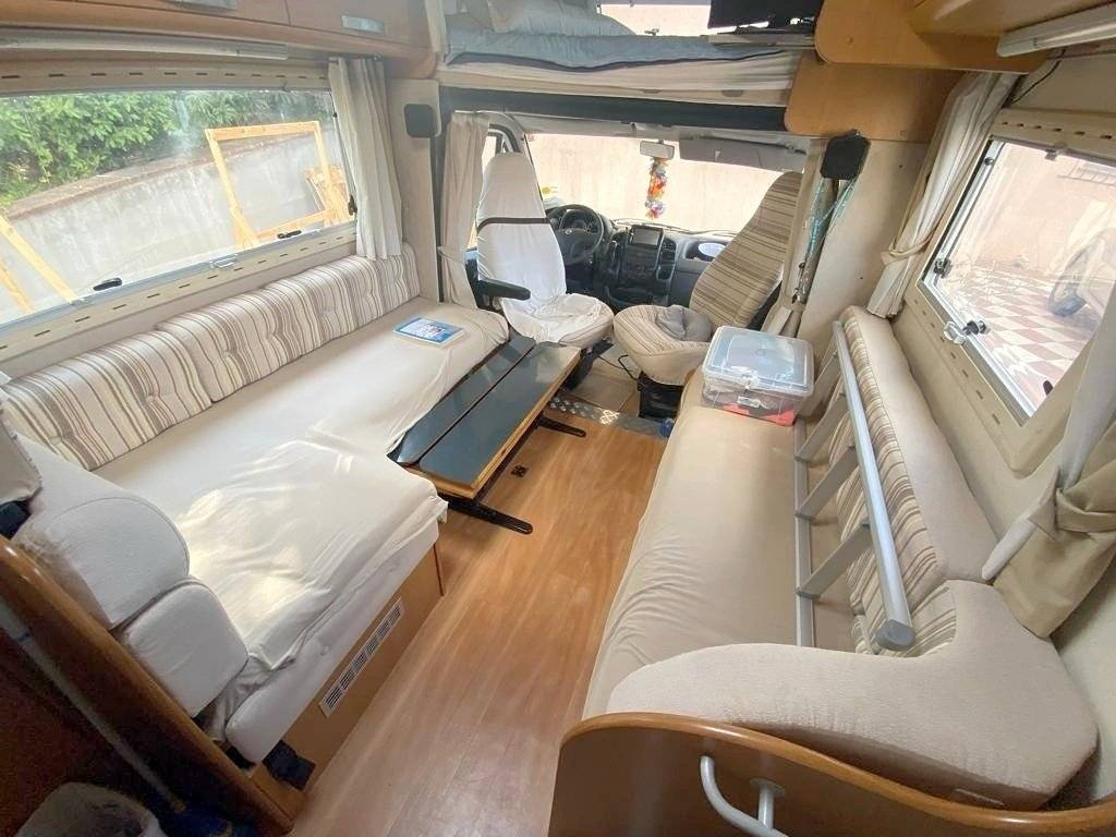 Dining Area Fiat Fiat ducato 2.8l JTD - Yescapa